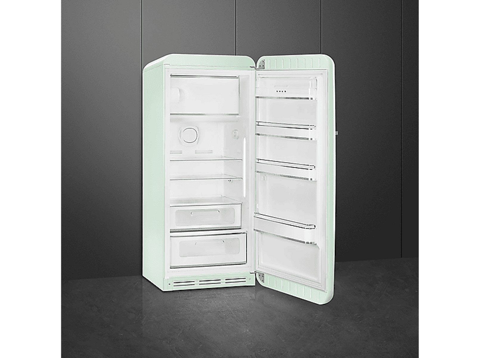 Refrigerador verde menta, abierto, mostrando estantes. La puerta está abierta.