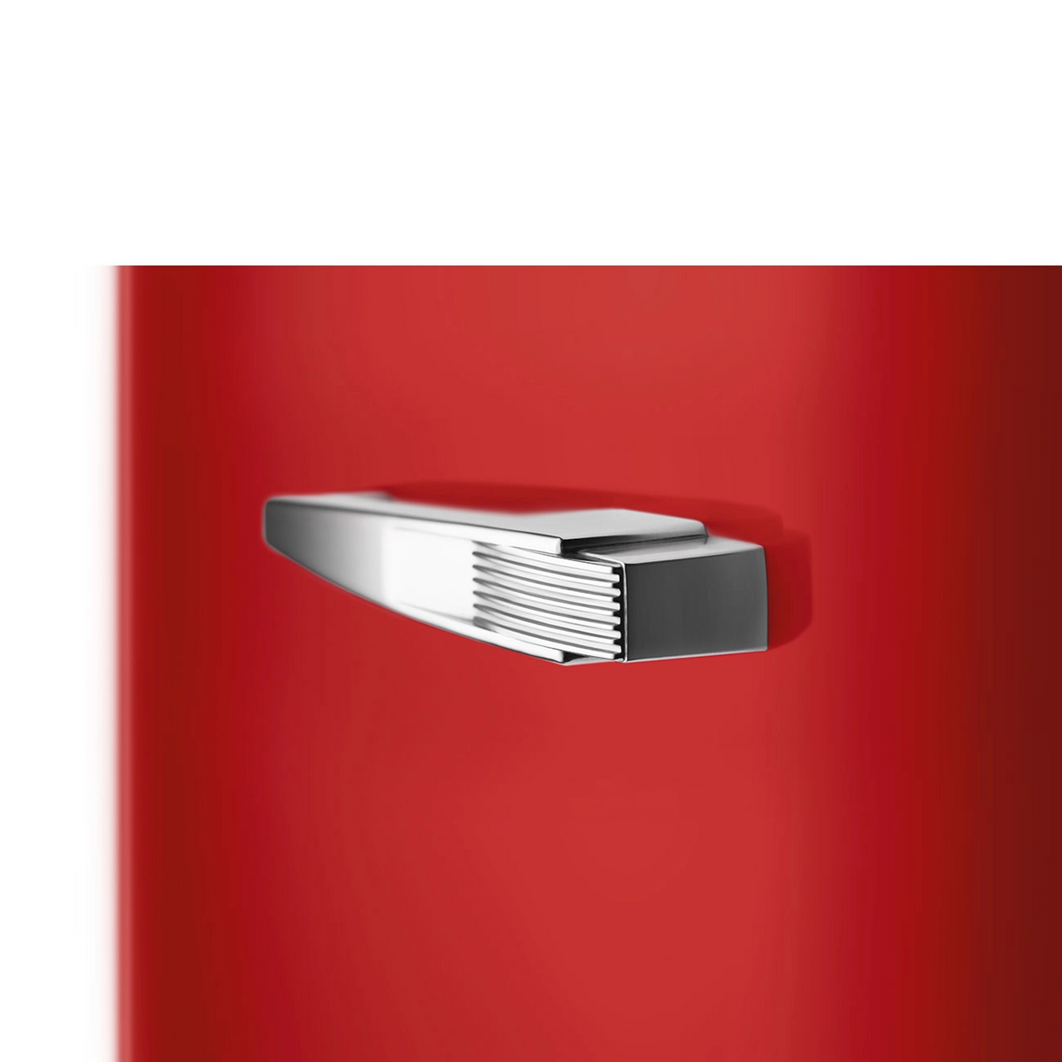 Primer plano de un objeto rojo con un asa plateada.