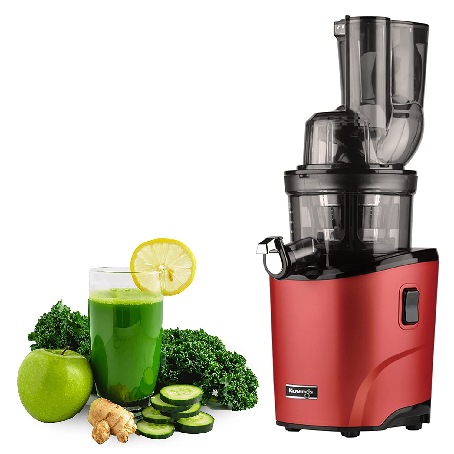 Una licuadora roja con un vaso de jugo verde, una rodaja de limón, manzana y col rizada.