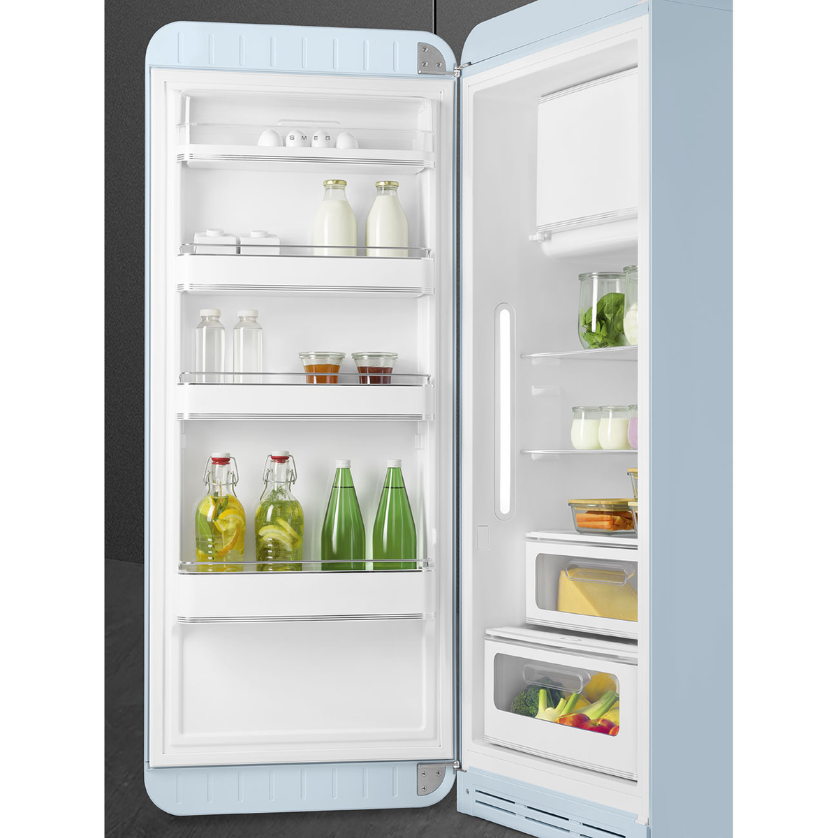 Un refrigerador azul claro de estilo retro con la puerta abierta, lleno de comida y bebidas.