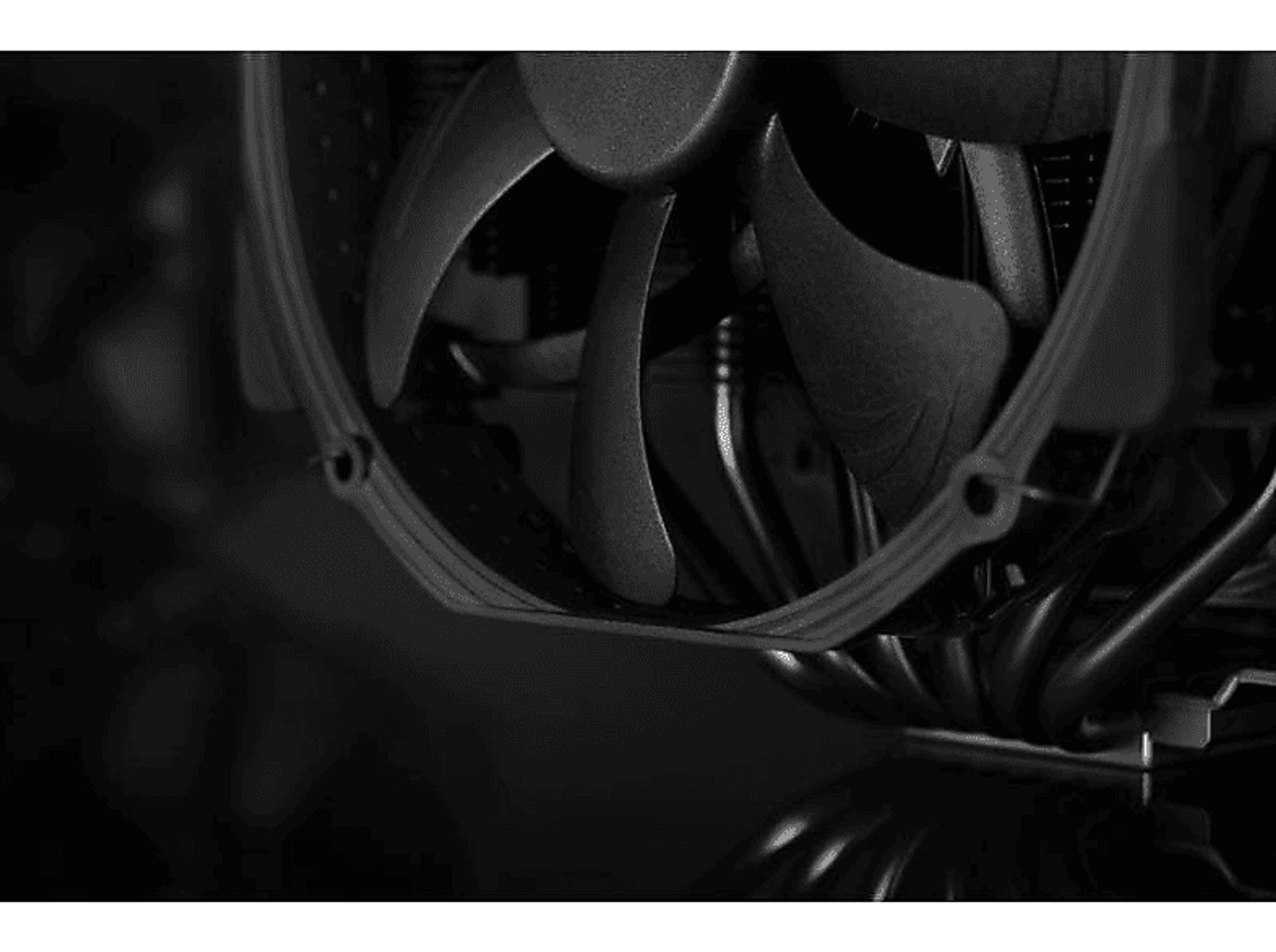 Zbliżenie czarnego wentylatora komputera z widocznymi łopatkami, otoczonego ciemną metalową ramą.