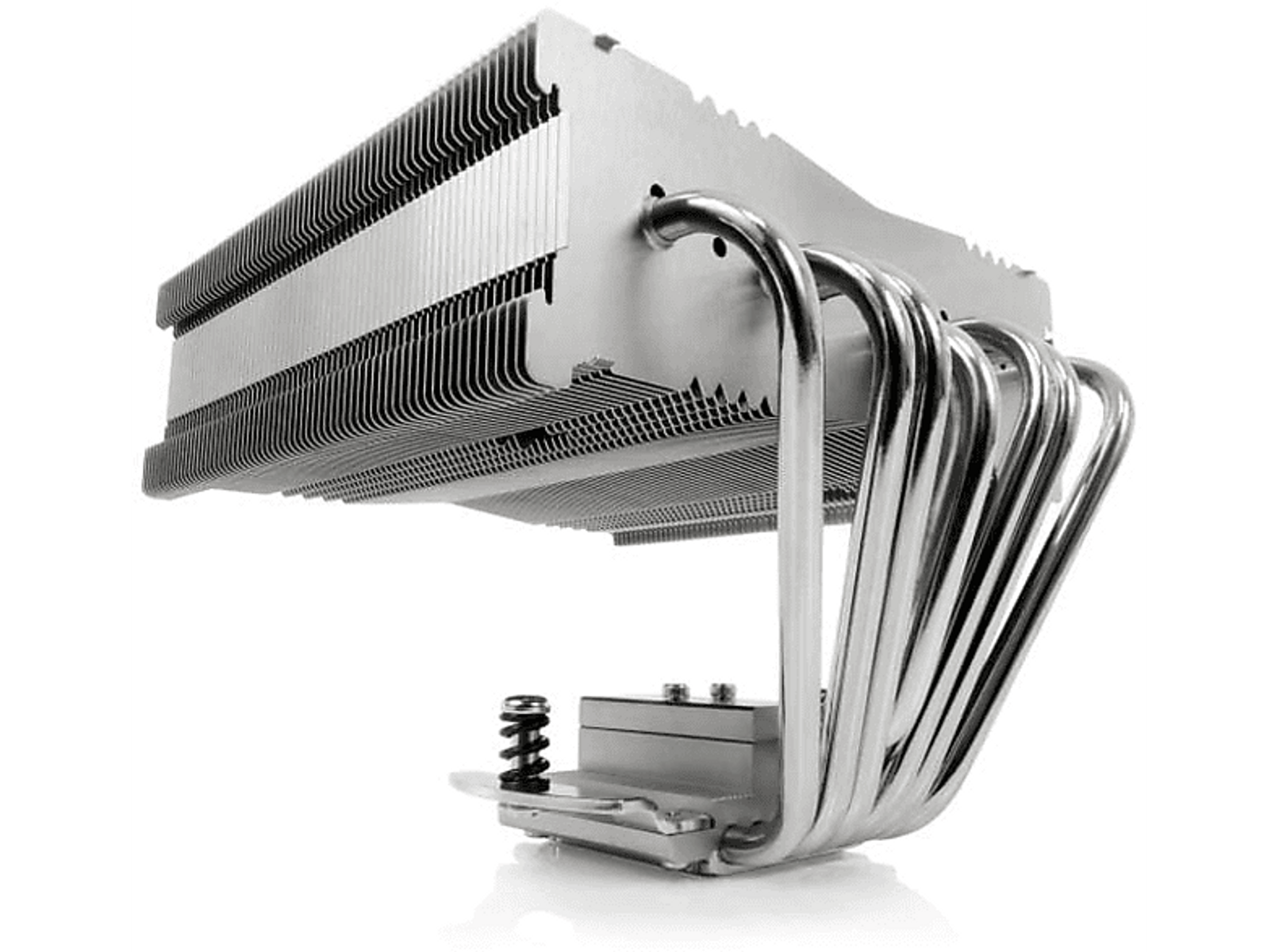Silberner Computer-CPU-Kühler mit Heatpipes und Lamellen, schräge Ansicht. Der Kühler steht auf weißem Untergrund.