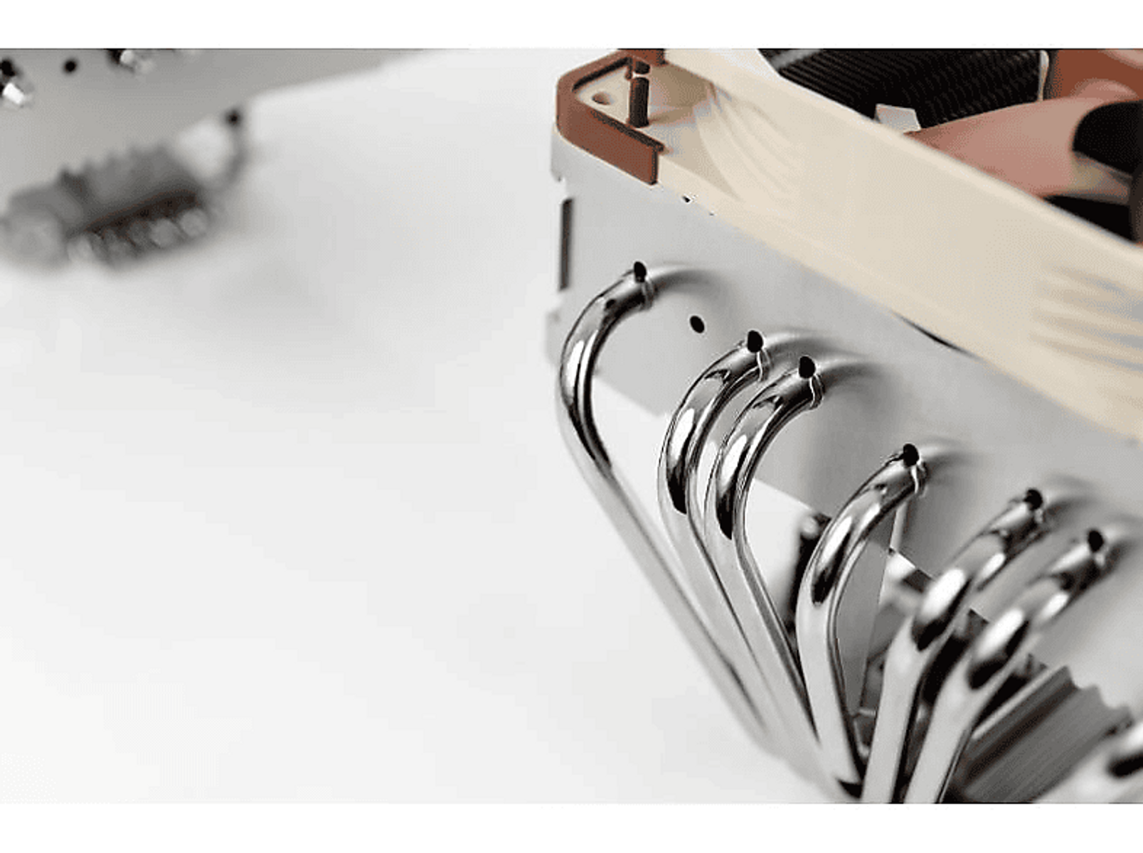 Nahaufnahme eines Computer-Kühlkörpers mit sechs gebogenen Heatpipes.