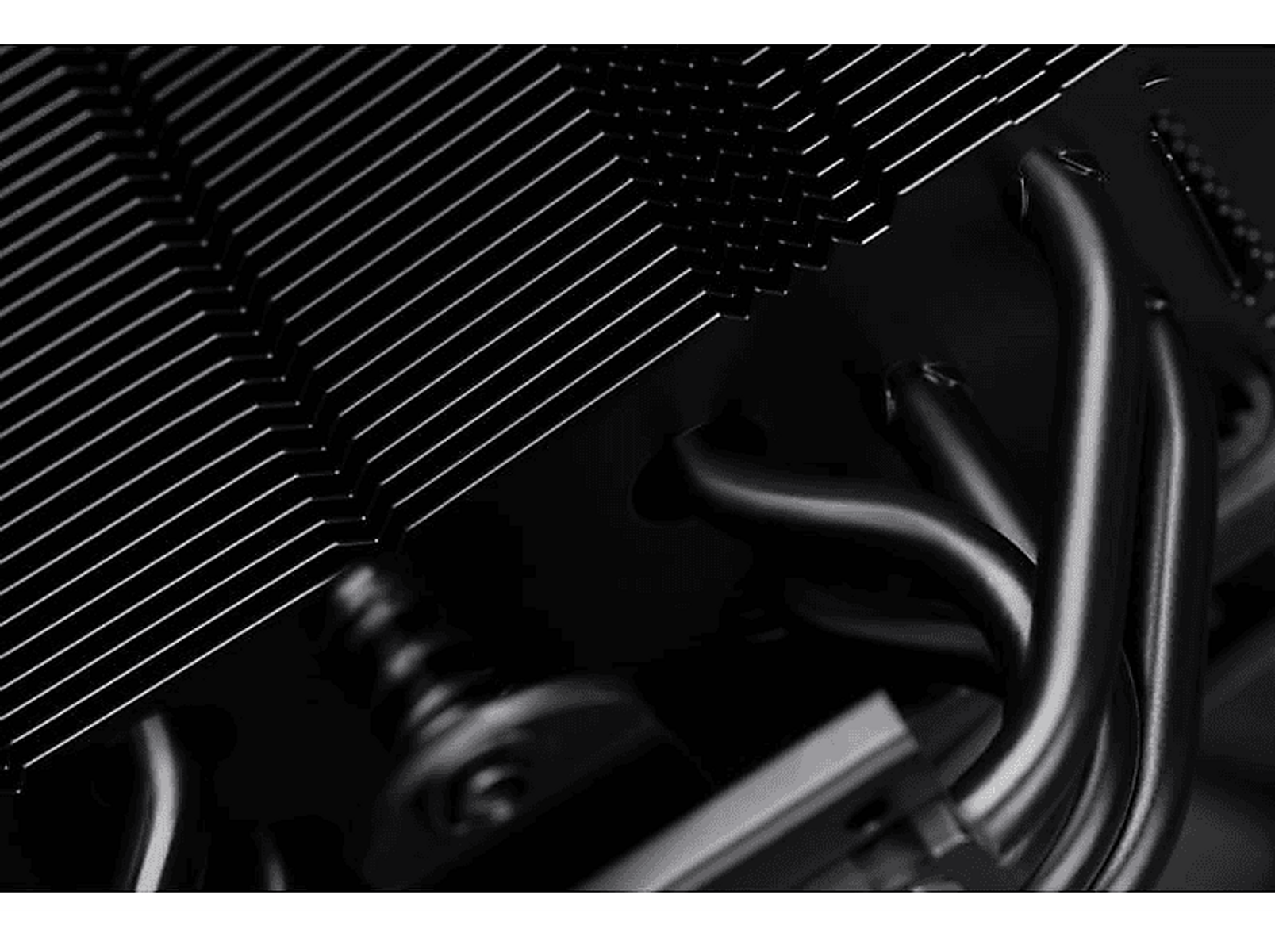 Zbliżenie czarnego chłodzenia procesora z rurkami cieplnymi i żeberkami, szczegóły urządzenia.