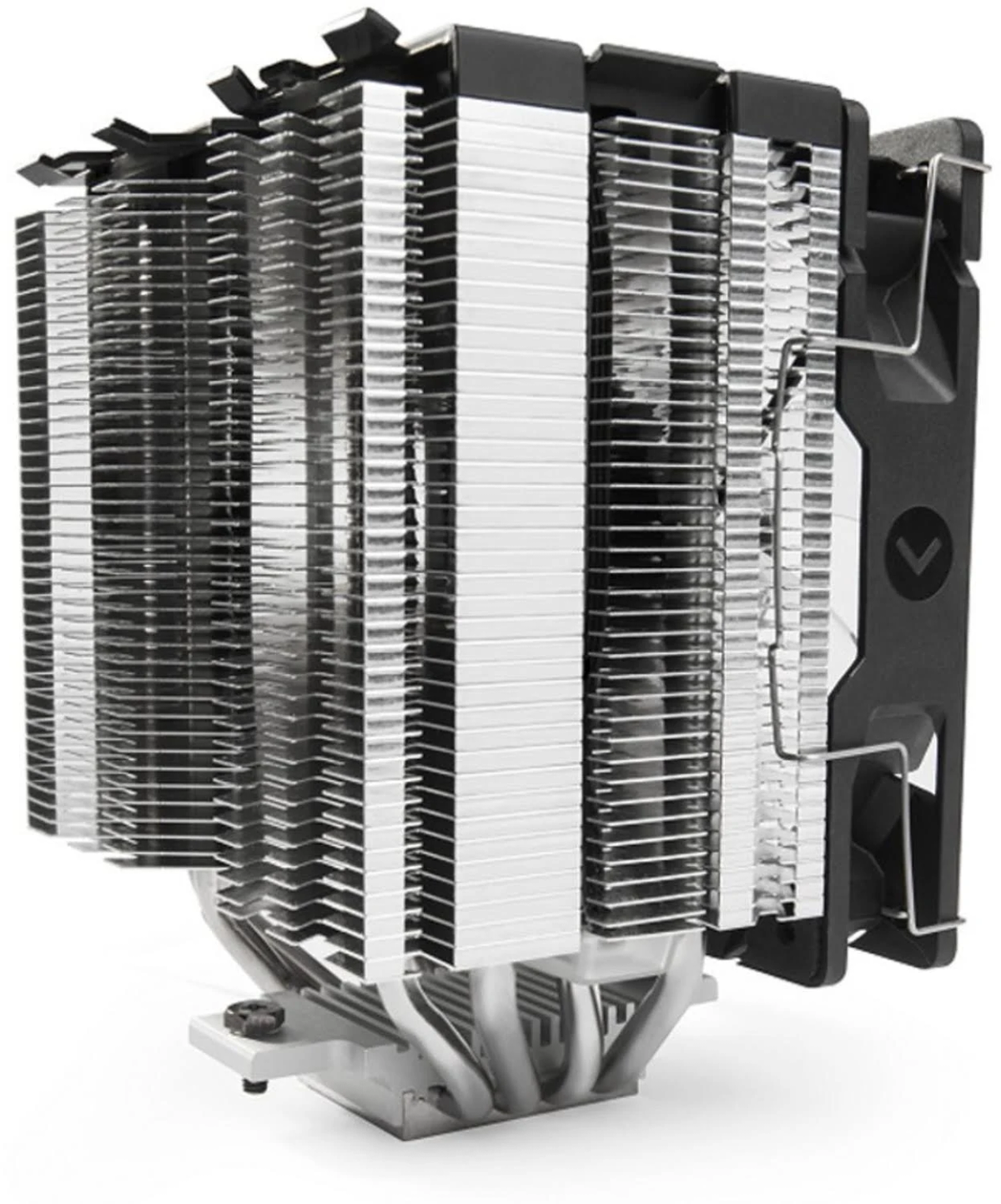 Duży cooler procesora z wieloma srebrnymi żeberkami i czarnymi elementami wentylatora.
