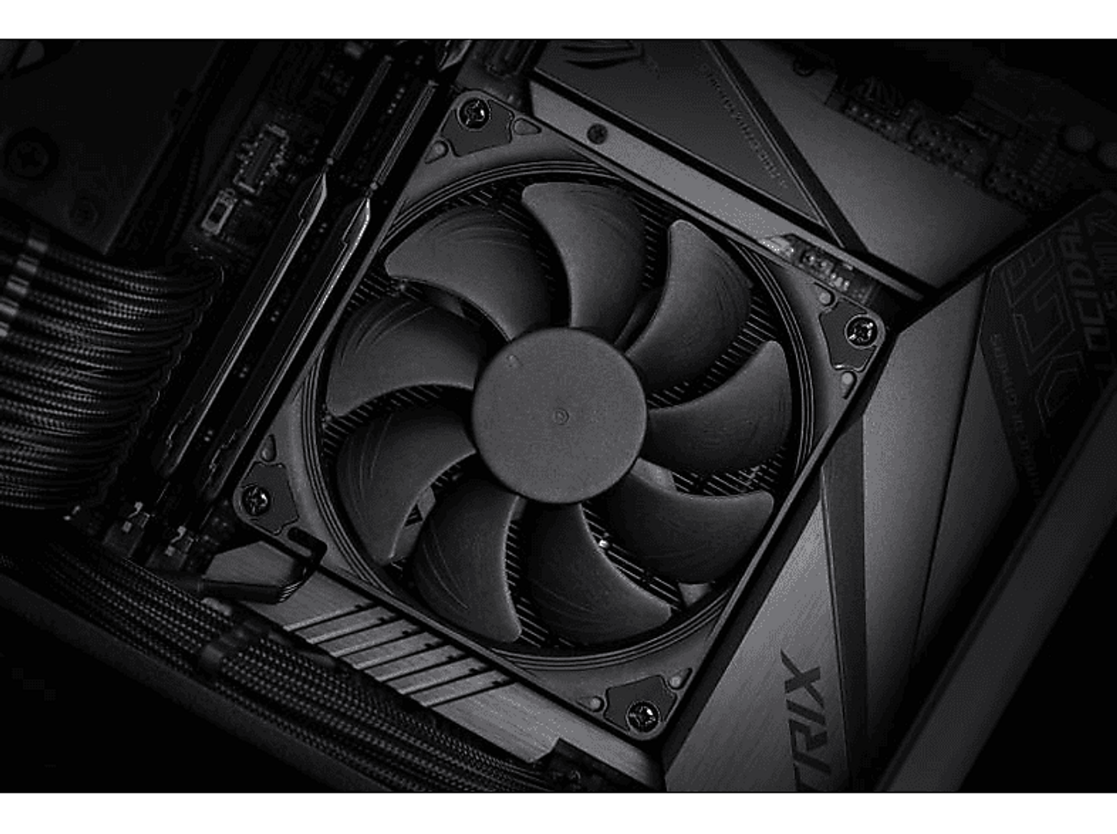 Zbliżenie, czarny wentylator z łopatkami na płycie głównej wewnątrz komputera.