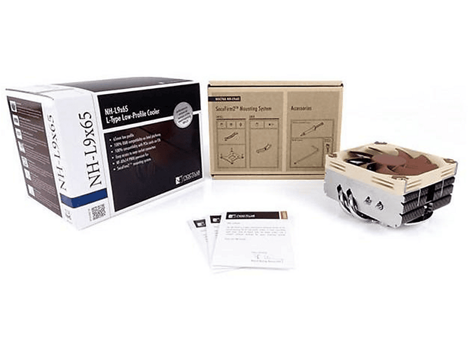 Pudełko chłodnicy komputerowej, z chłodnicą i akcesoriami. To białe tło.