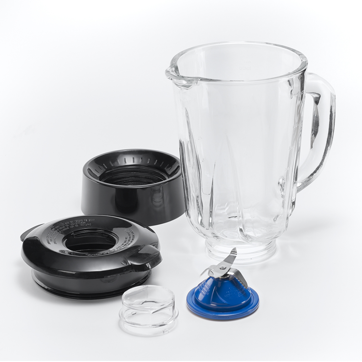 Bir cam kavanoz, siyah bir taban, bir kapak ve bir bıçak tertibatı dahil olmak üzere blender parçaları.