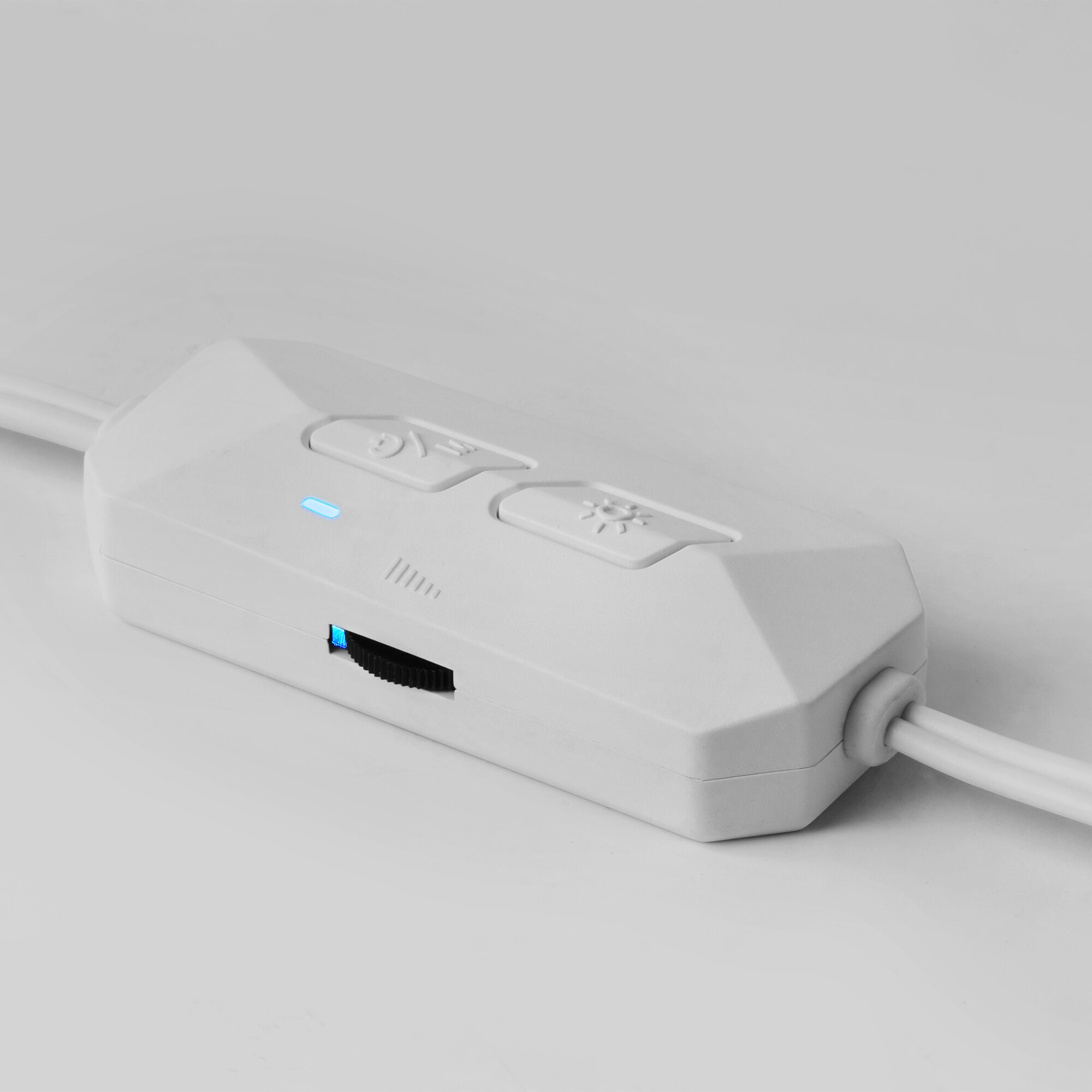 Modulo di controllo bianco con pulsanti per accensione e luce, e un quadrante.