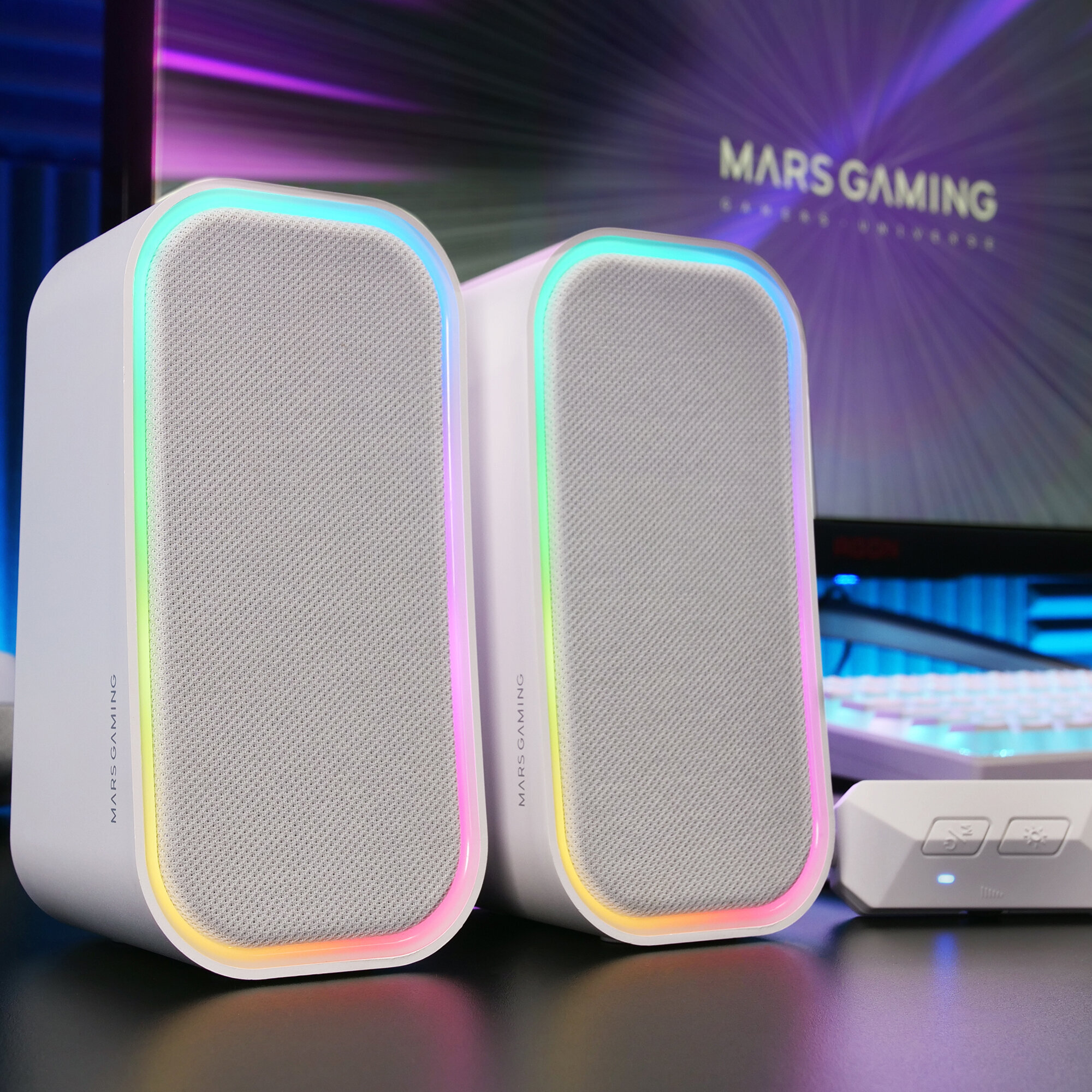 Due altoparlanti bianchi con luci a LED colorate. Il testo sull'altoparlante dice MARS GAMING. Un'unità di controllo è a destra.