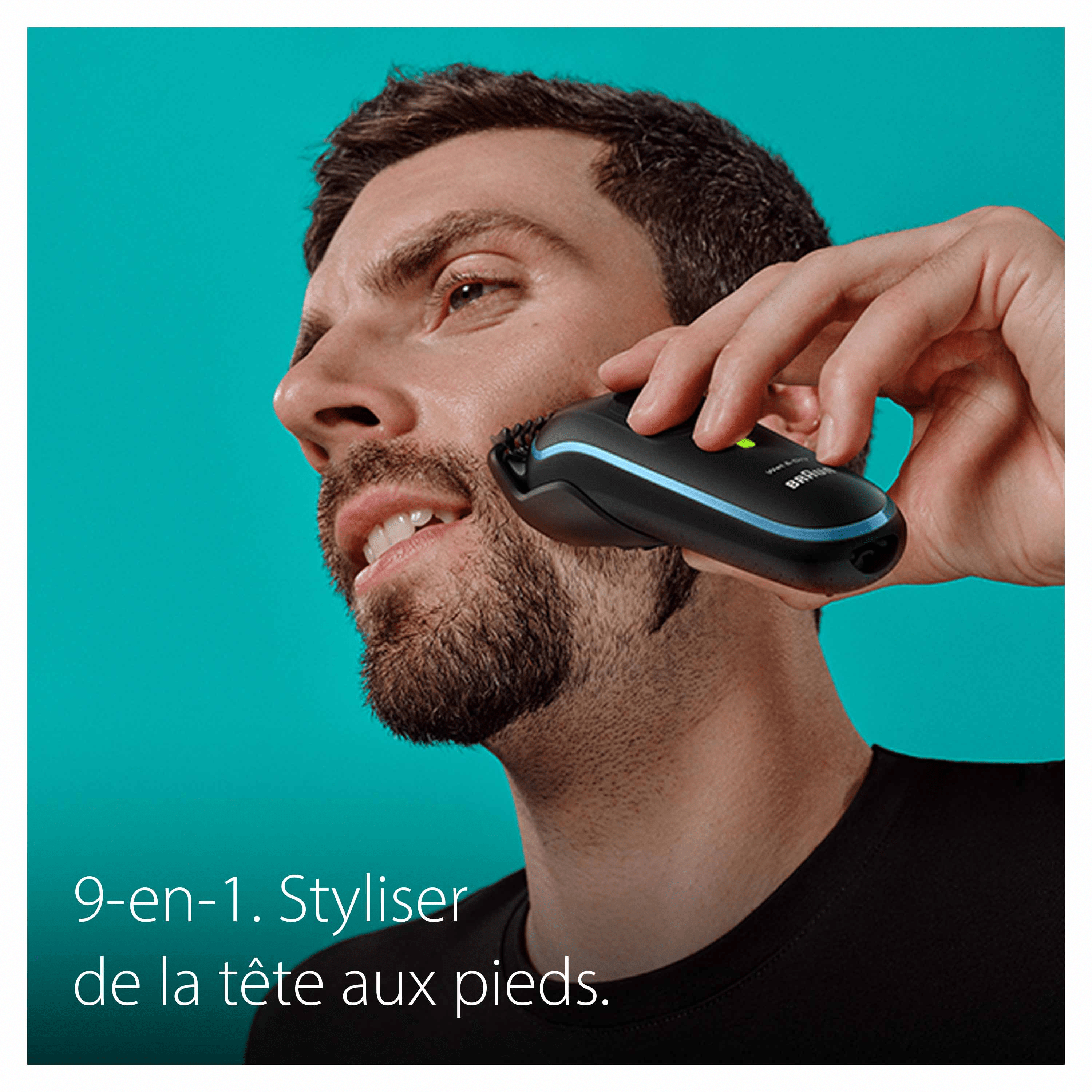 Man scheert zich met een zwart elektrisch scheerapparaat. Turquoise achtergrond. Productbeschrijving in het Frans.