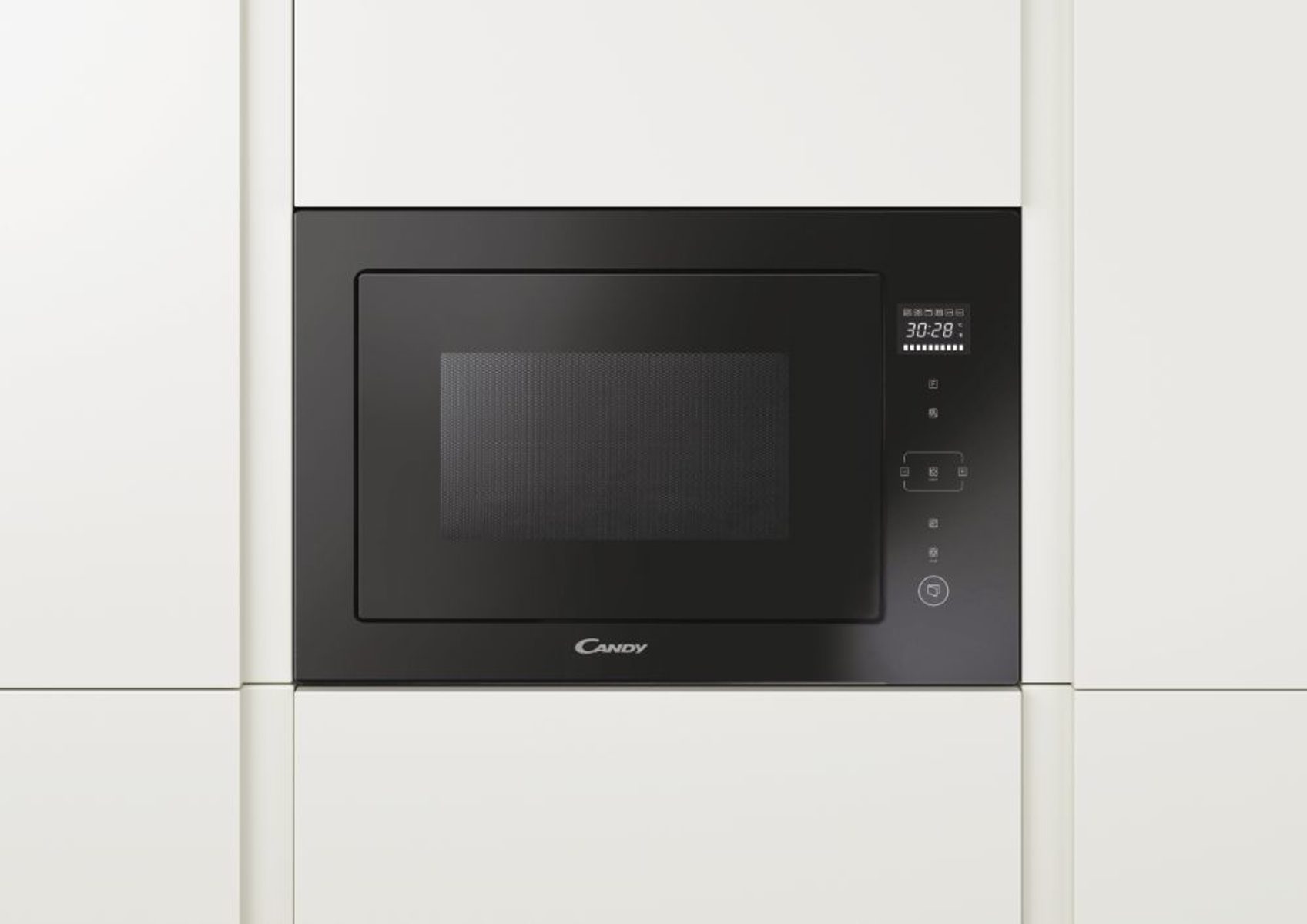 Un horno microondas Candy negro empotrado en un armario blanco. La pantalla muestra la hora.