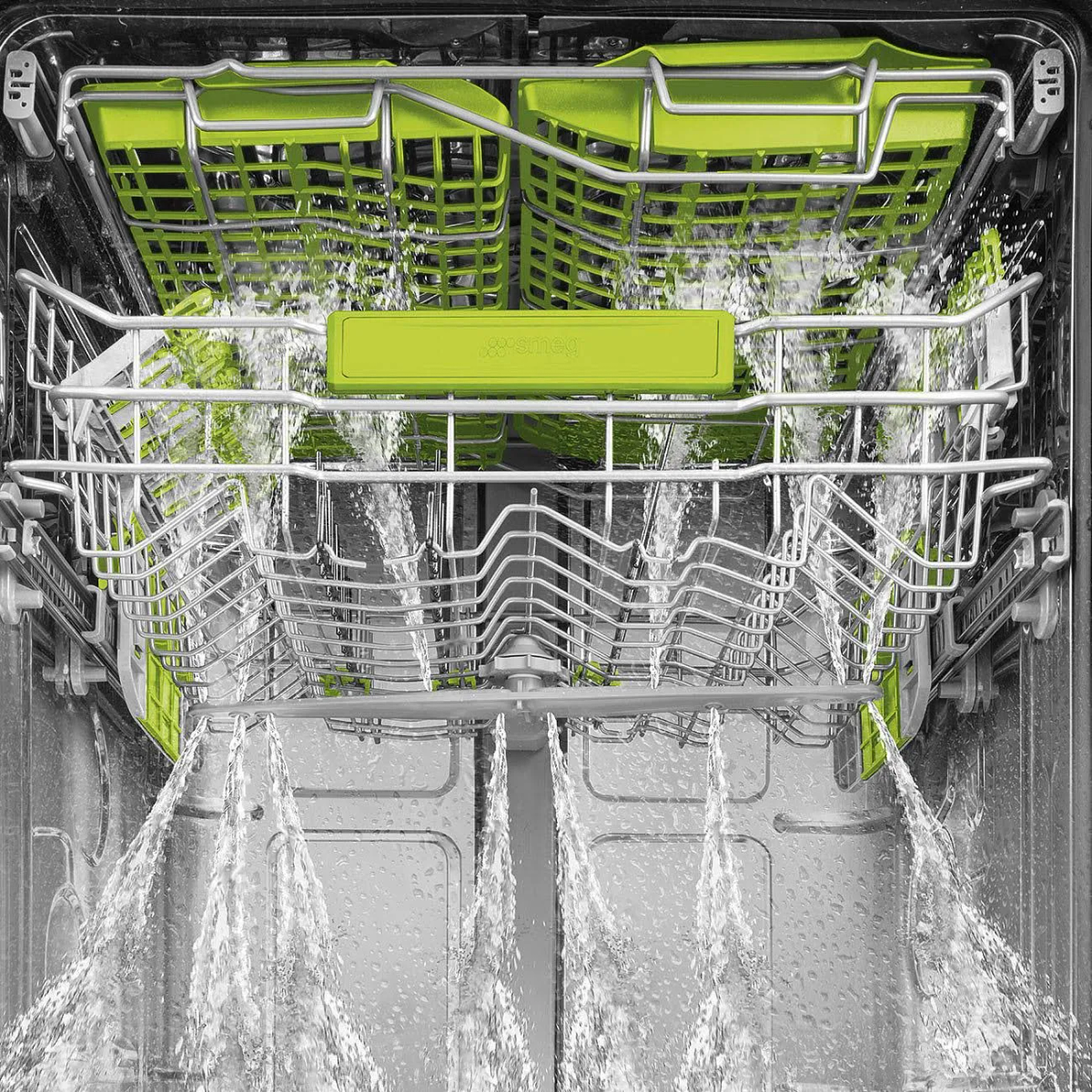 All'interno della lavastoviglie: l'acqua spruzza su cestelli e rastrelliere verdi, pulendo.