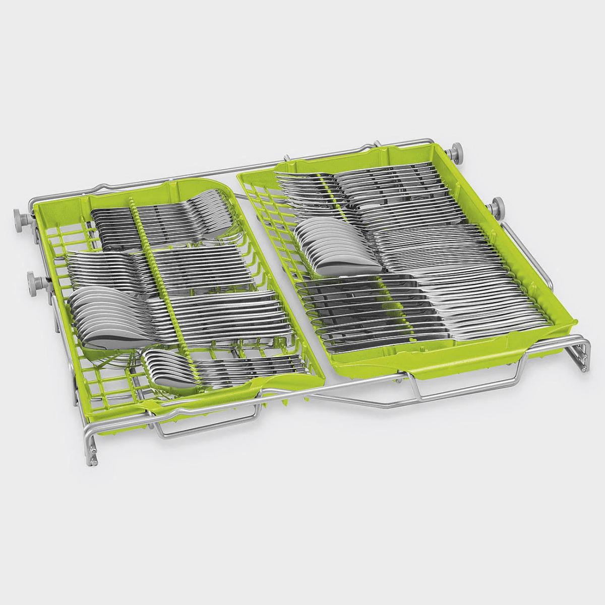 Due cestelli verdi per lavastoviglie con posate, acciaio inox, su sfondo bianco.