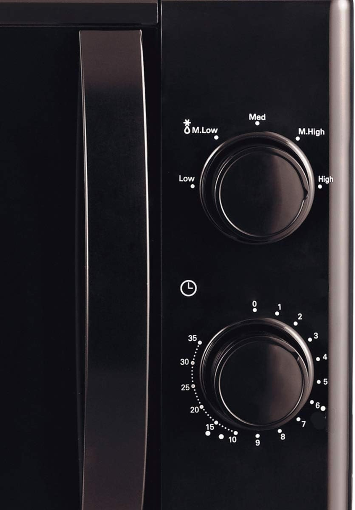 Zbliżenie panelu sterowania kuchenki mikrofalowej. Posiada dwa pokrętła i cyfrowy timer.