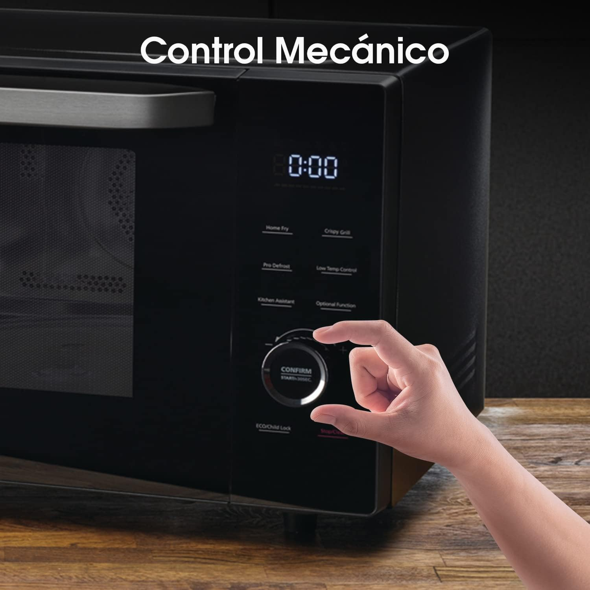 Czarna kuchenka mikrofalowa, dłoń wskazuje przycisk 'Potwierdź' na panelu sterowania.