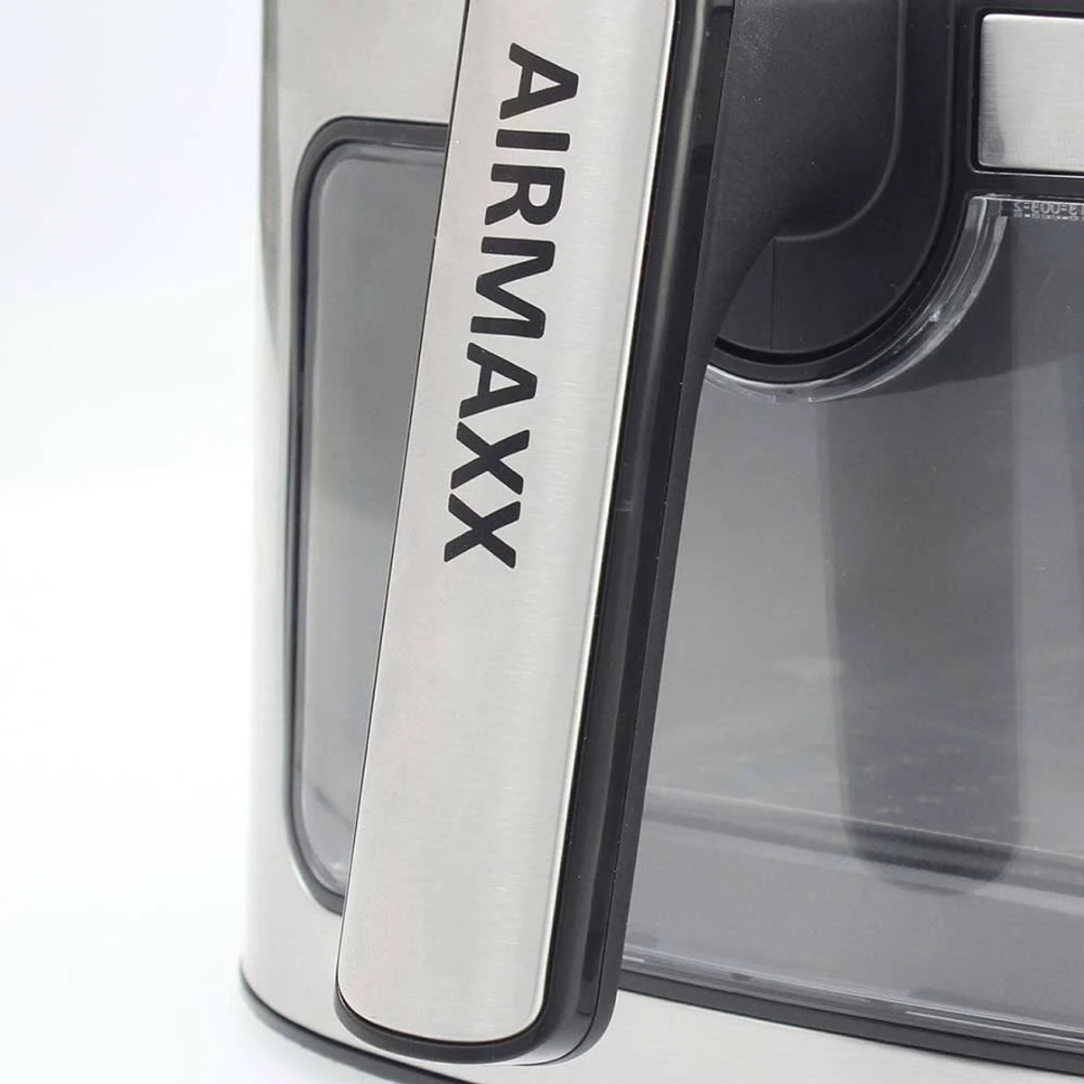 Primer plano de un asa de freidora de aire con la palabra AIRMAXX en letras negras sobre metal plateado.
