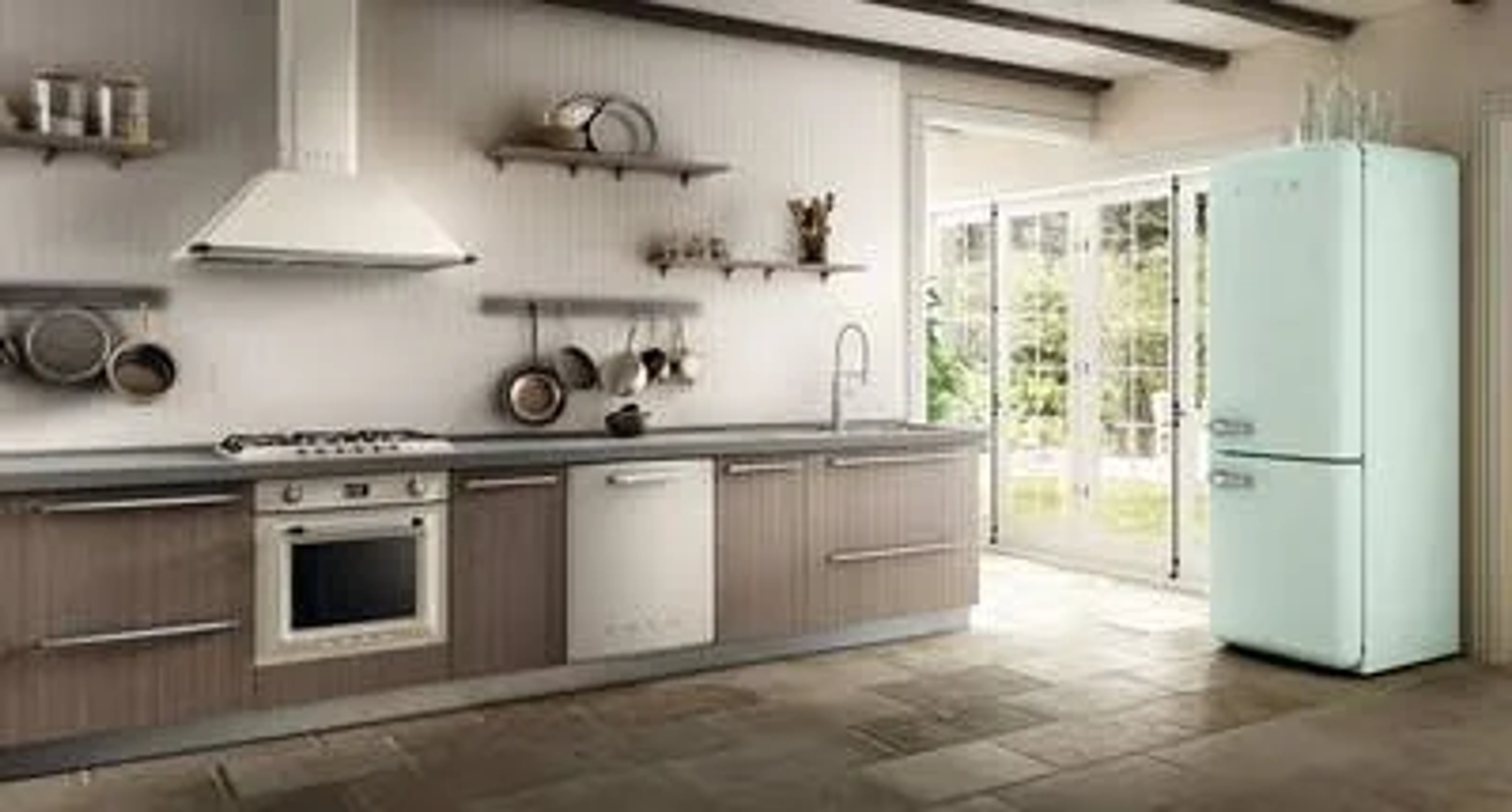 Una cucina con mobili marrone chiaro e un frigorifero in stile retrò.