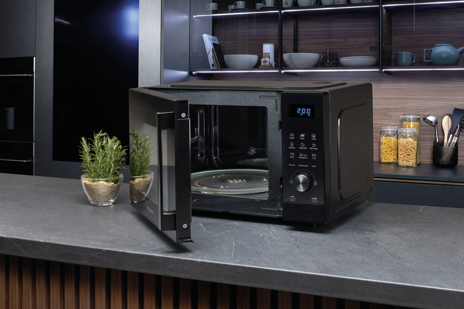 Een zwarte magnetron met de deur open, op een aanrecht in een moderne keuken.