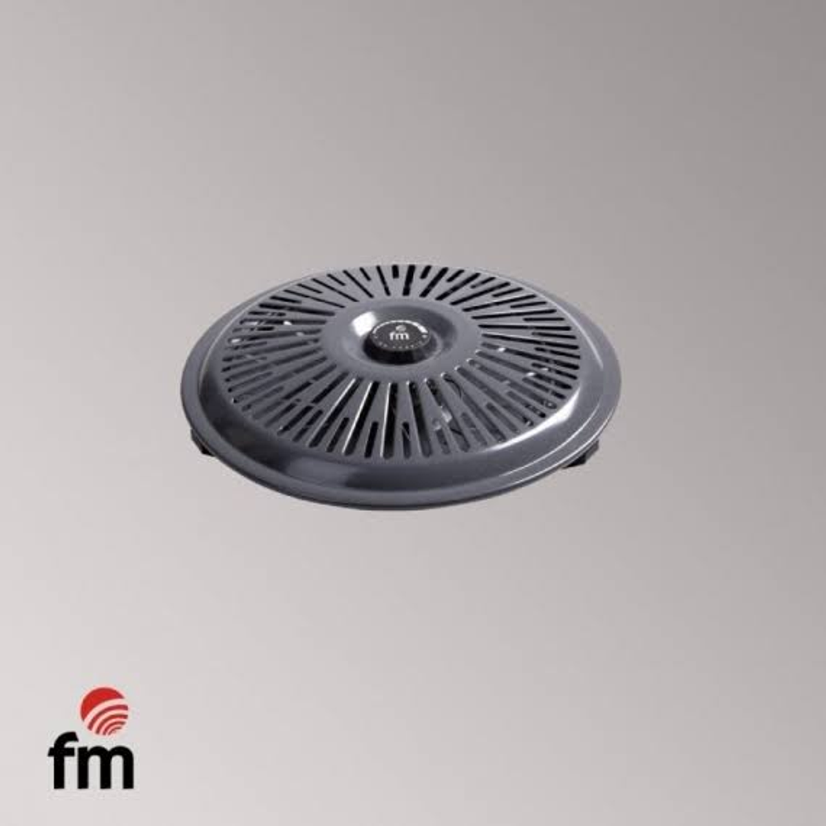 Filtro de aire circular negro con diseño de rejilla. El fondo es un color gris degradado.