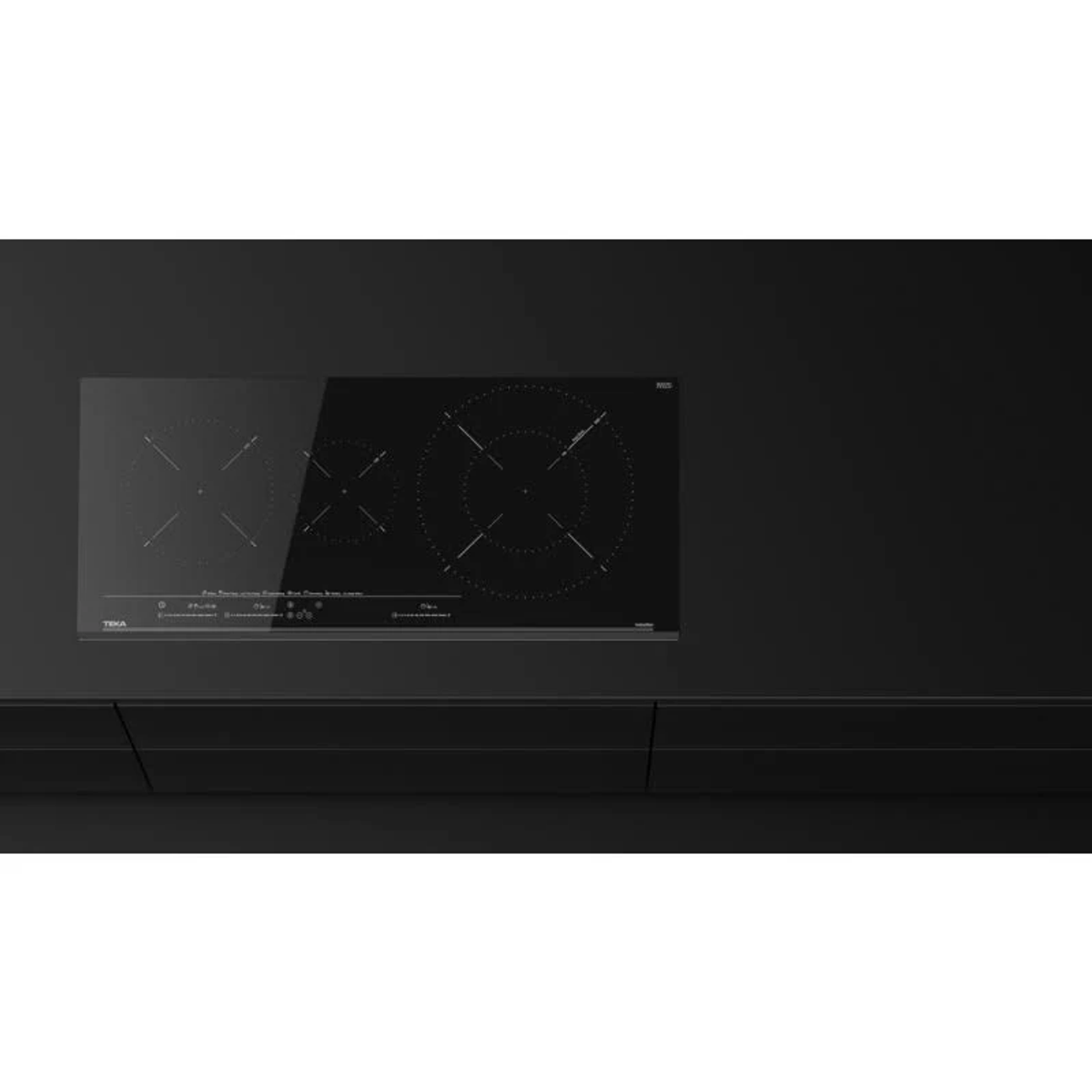 Czarna płyta indukcyjna Teka ze szklaną powierzchnią. Dwie strefy gotowania są widoczne na górze.