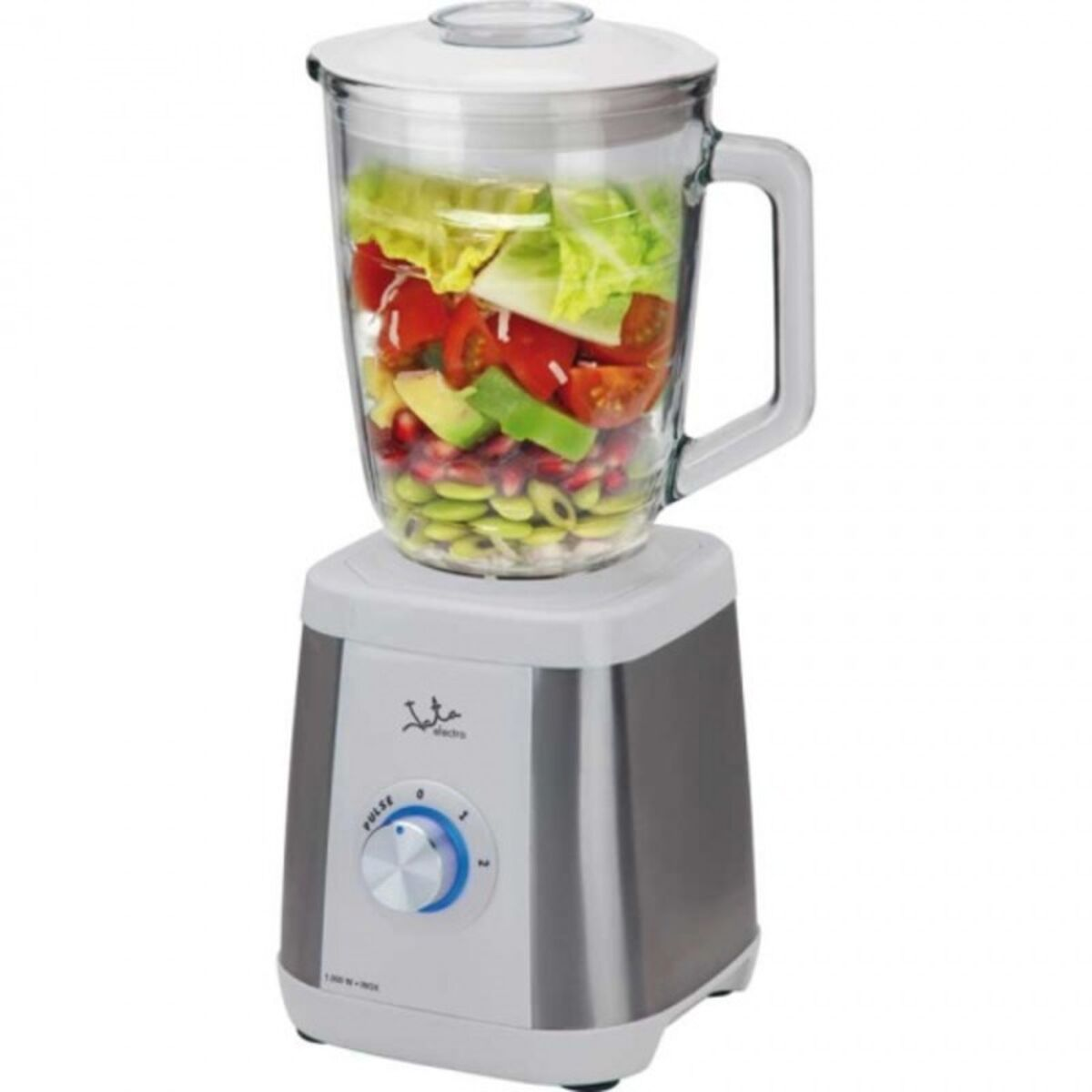 Una licuadora llena de verduras y frutas, sobre una base blanca y plateada.