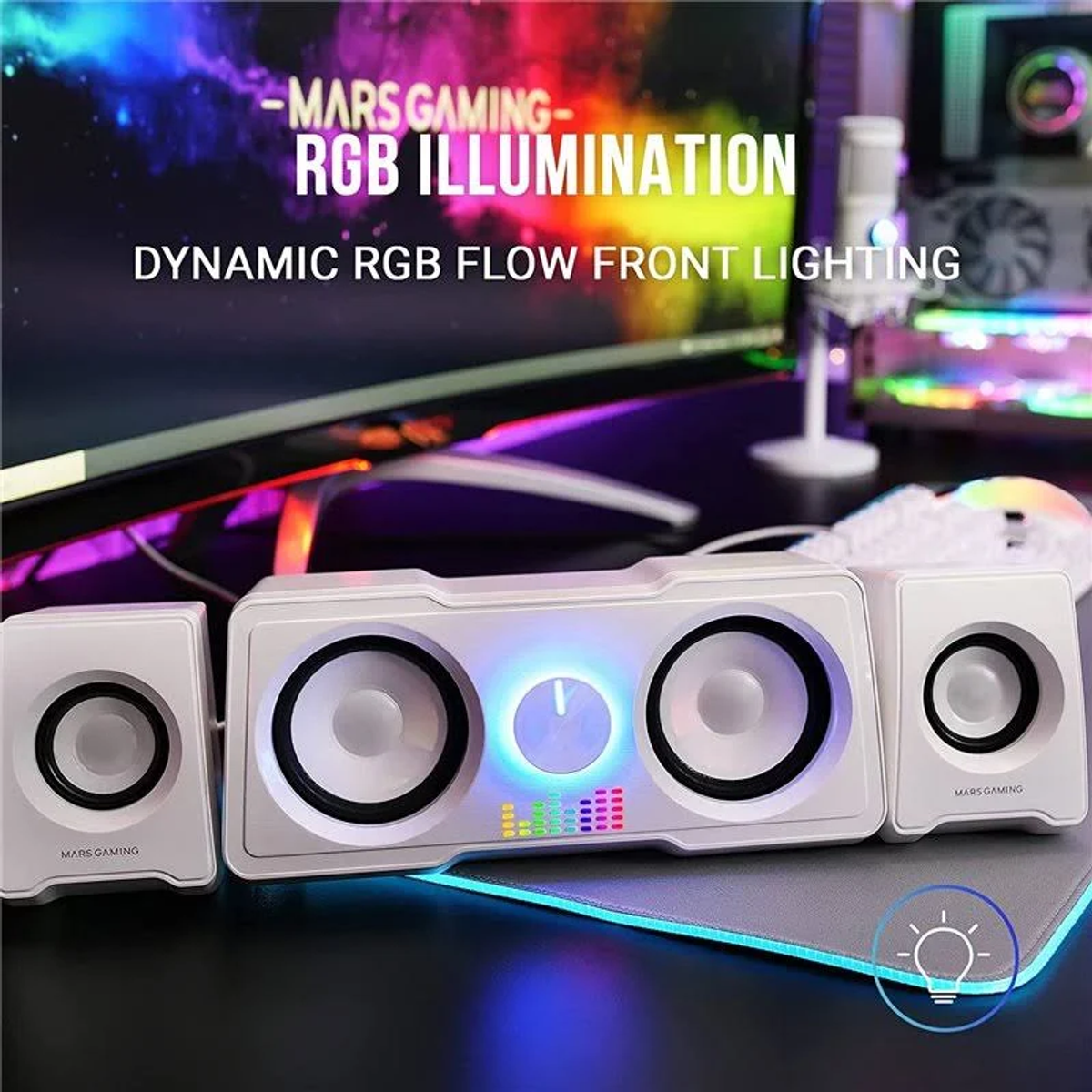 Tres altavoces blancos con iluminación RGB sobre un escritorio, con un micrófono.