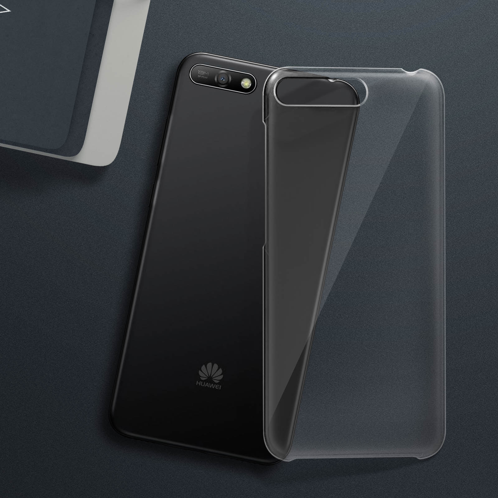 Un telefono Huawei nero con una custodia trasparente, su una superficie scura. Fotocamera visibile.