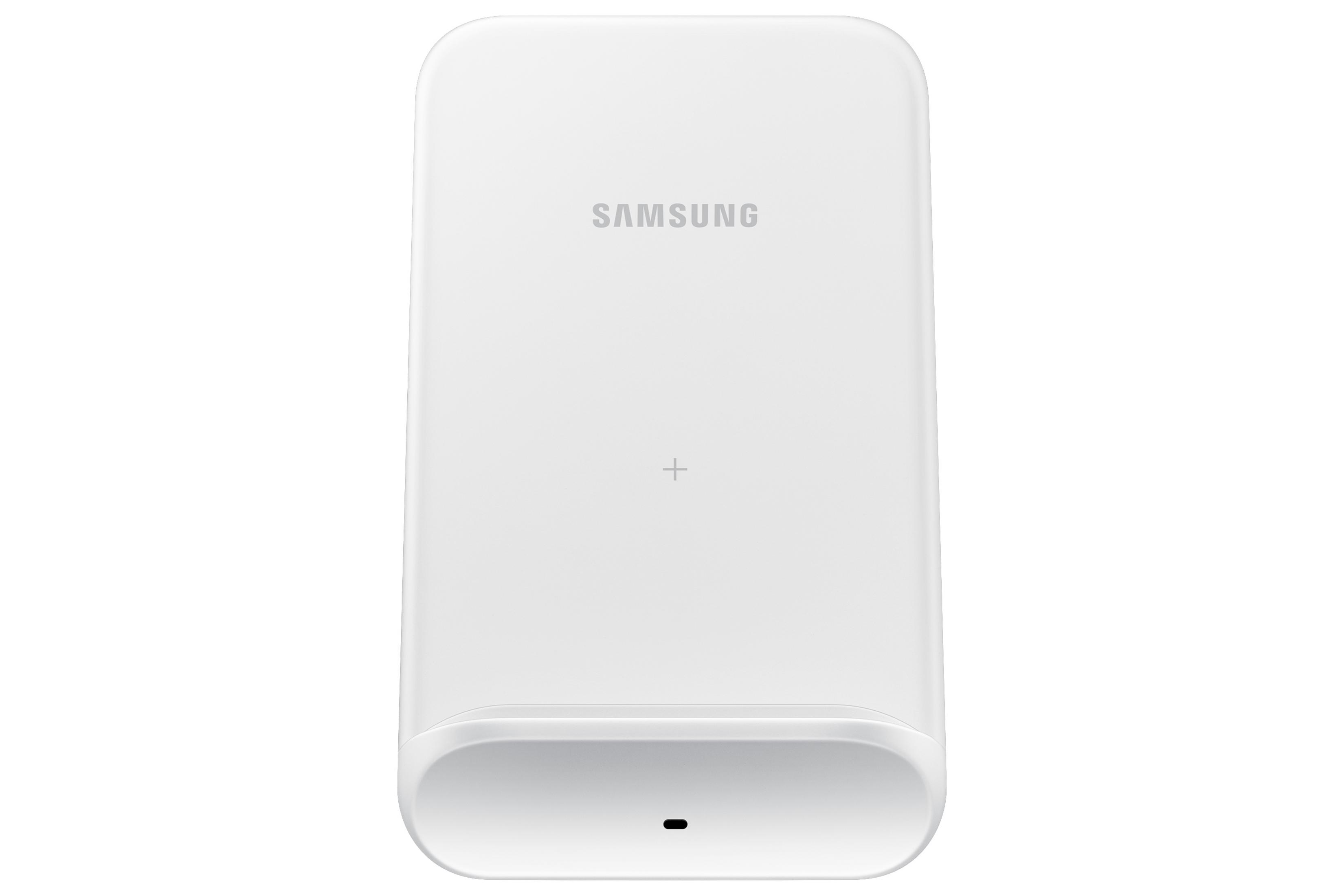 Cargador inalámbrico Samsung blanco. Logotipo plateado. Fondo blanco. Símbolo más.