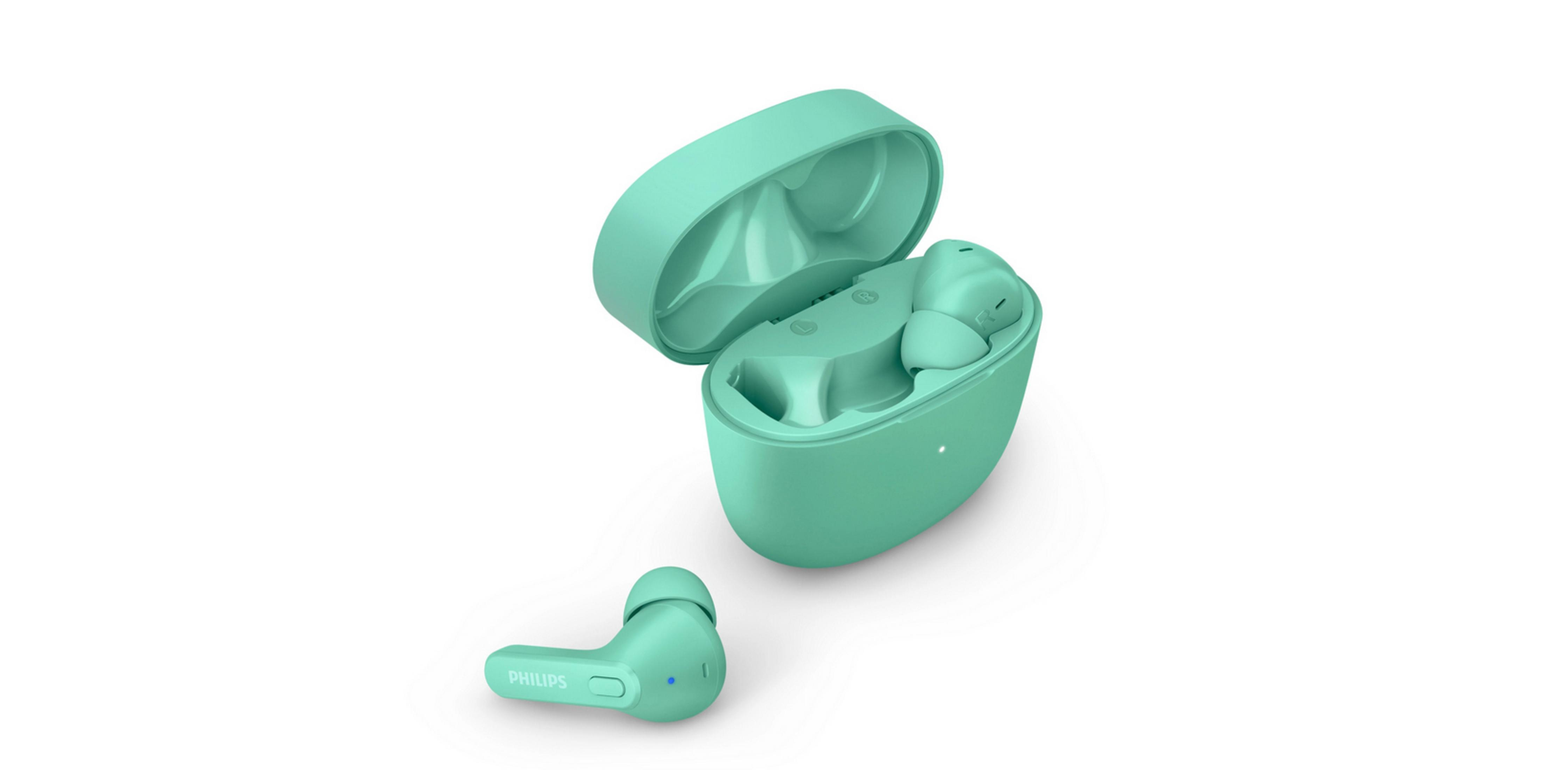Miętowe bezprzewodowe słuchawki w etui ładującym. Jedna słuchawka poza etui.