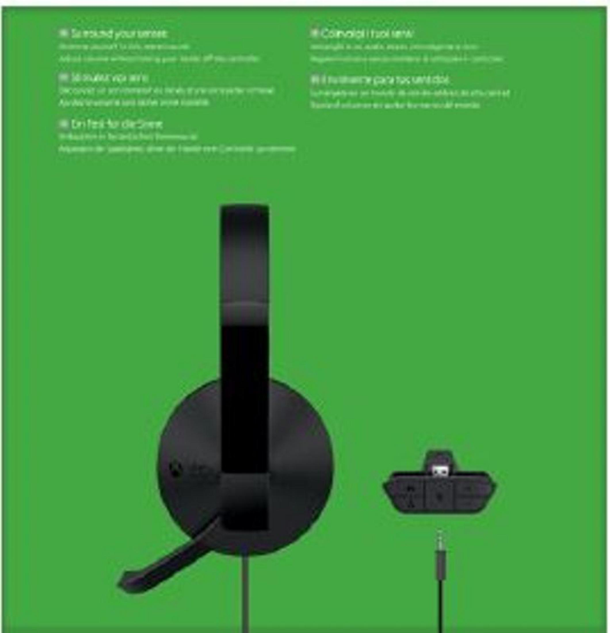Auriculares Xbox negros con micrófono y adaptador de controlador sobre un fondo verde.