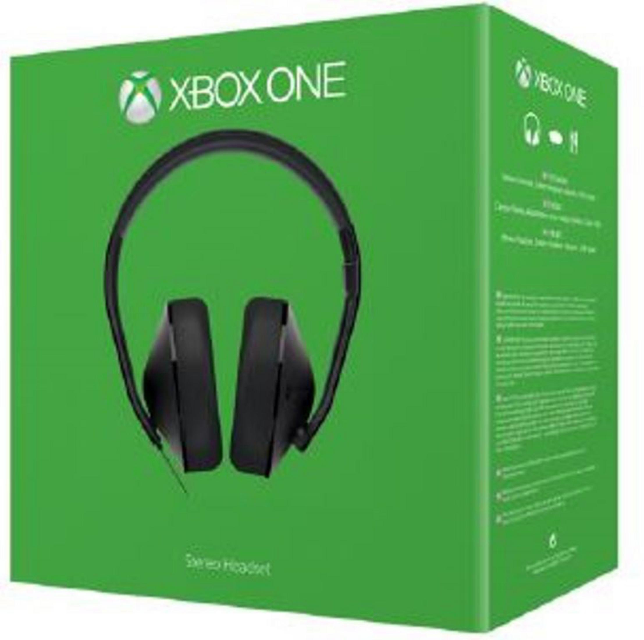 Una caja verde con unos auriculares Xbox One. La caja presenta el logotipo de Xbox y las palabras 'XBOX ONE' en el frente.
