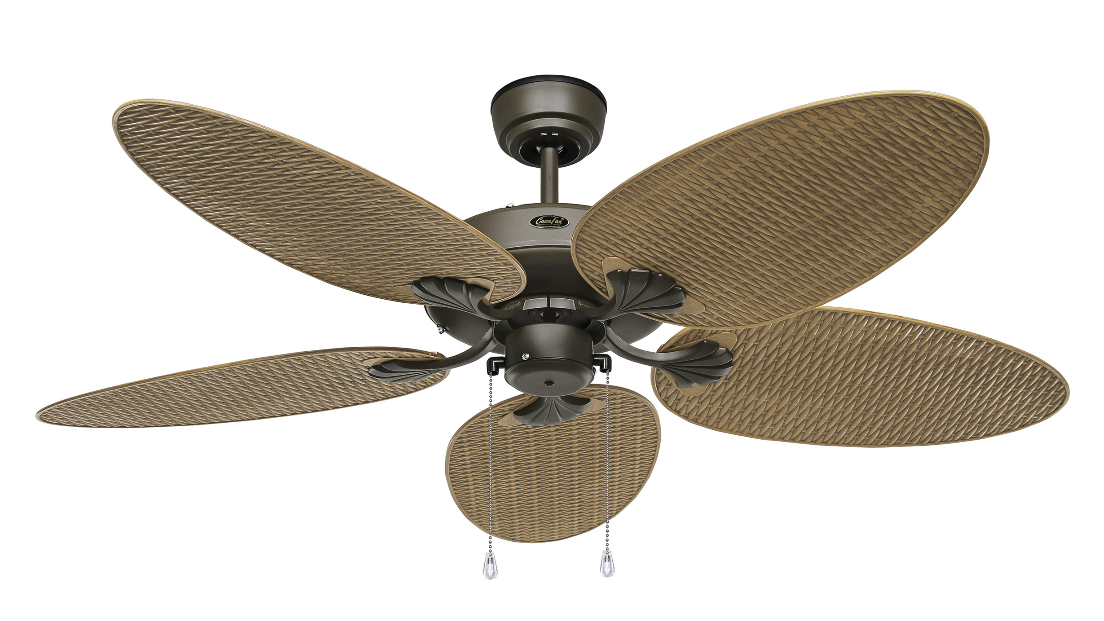 Ventilatore da soffitto marrone con cinque pale. Le pale hanno una trama intrecciata. Ventilatore su sfondo bianco.