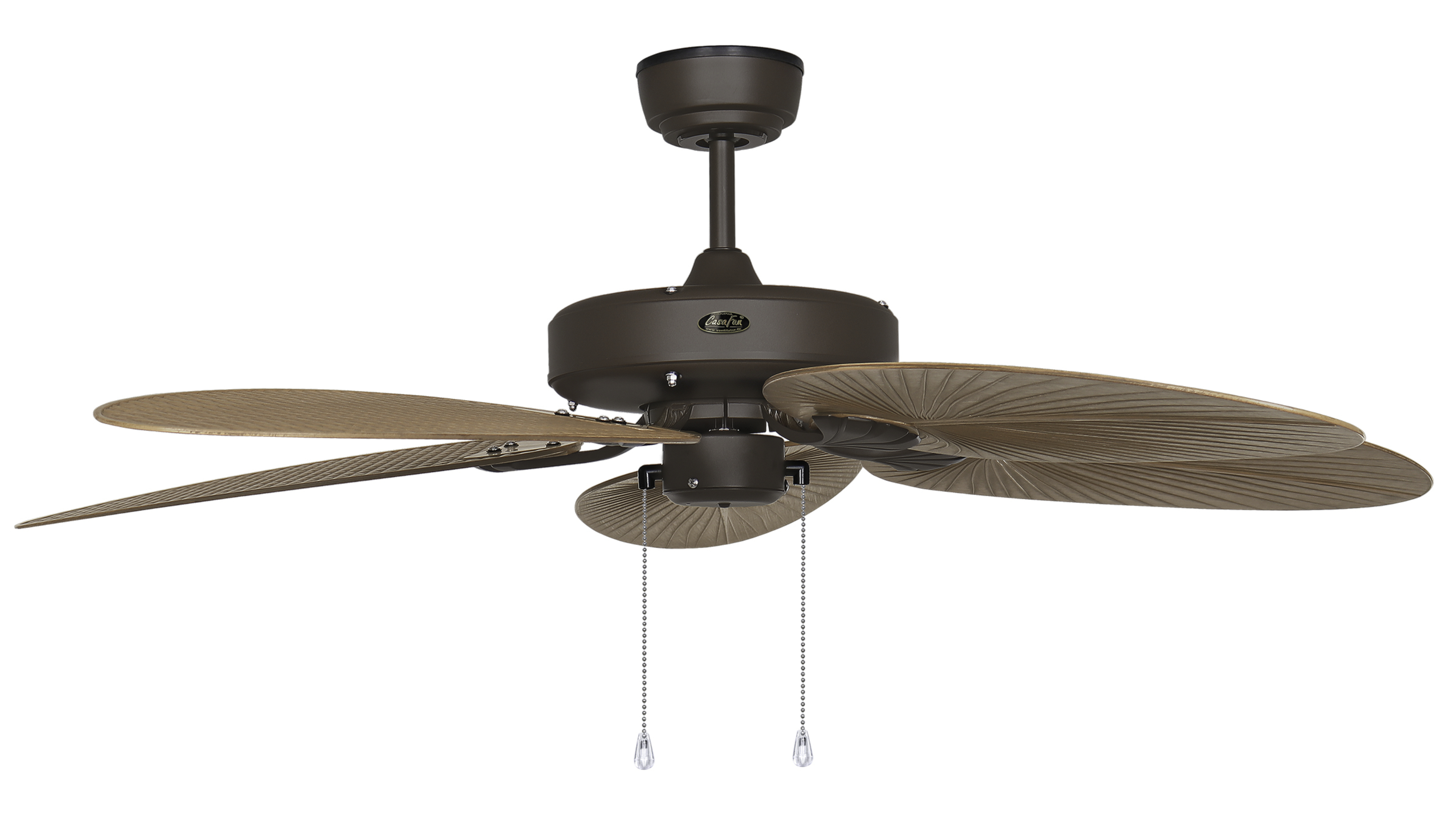 Ventilatore da soffitto marrone con cinque pale. È su sfondo bianco, con un motore marrone.