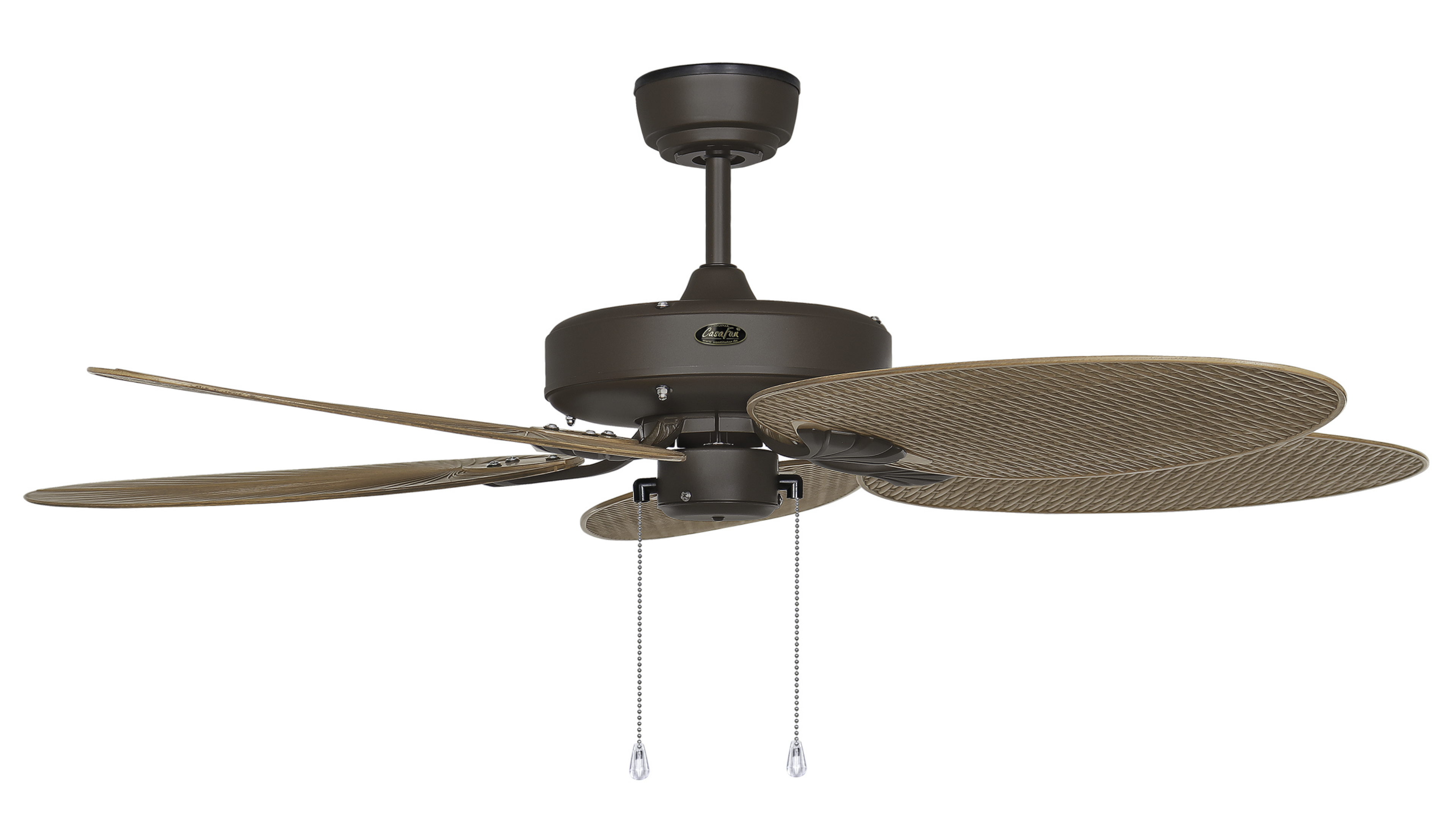 Un ventilatore da soffitto marrone con cinque pale. Il ventilatore è posto su uno sfondo bianco.