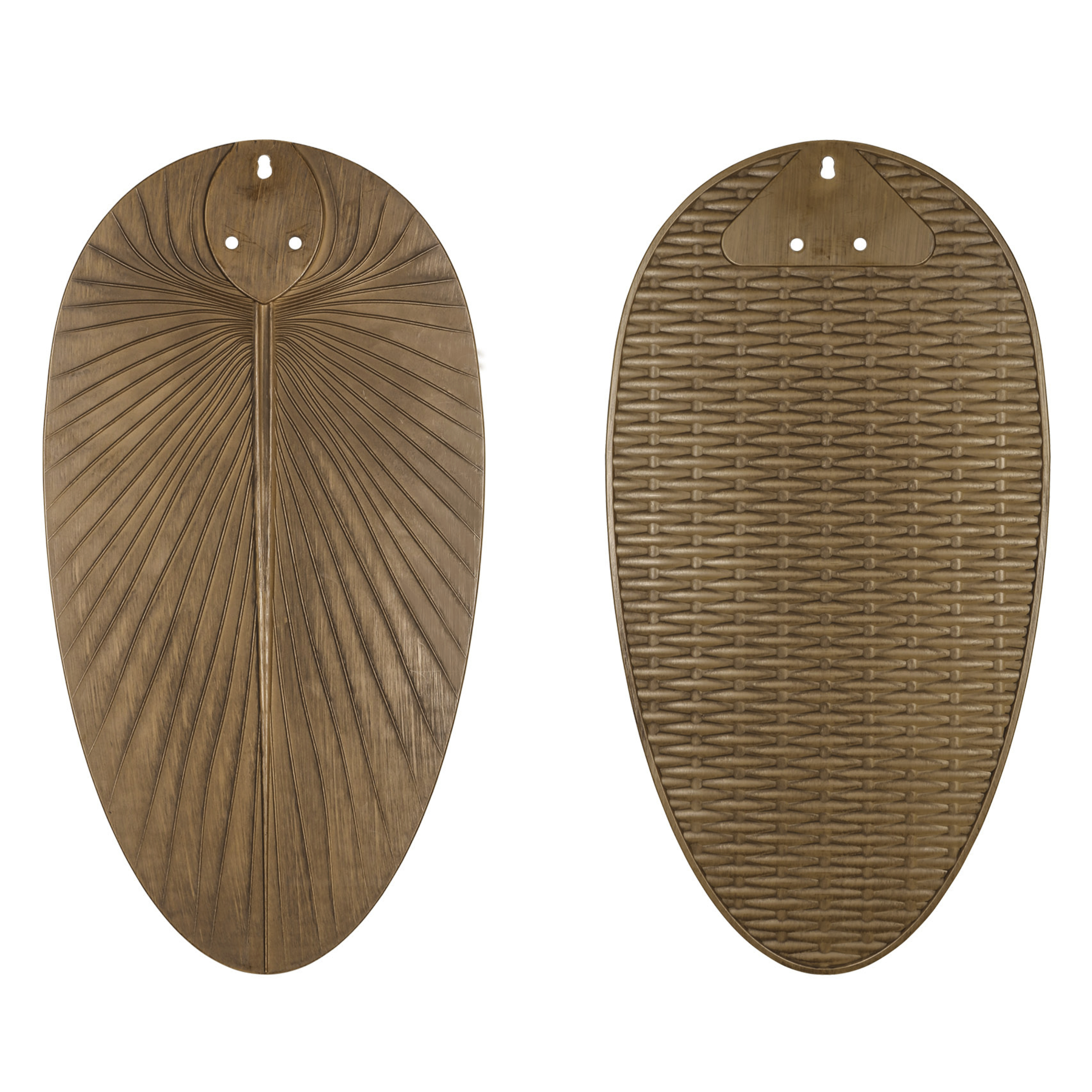 Due pale decorative in legno. Una mostra venature, l'altra ha una trama intrecciata. Sfondo bianco.