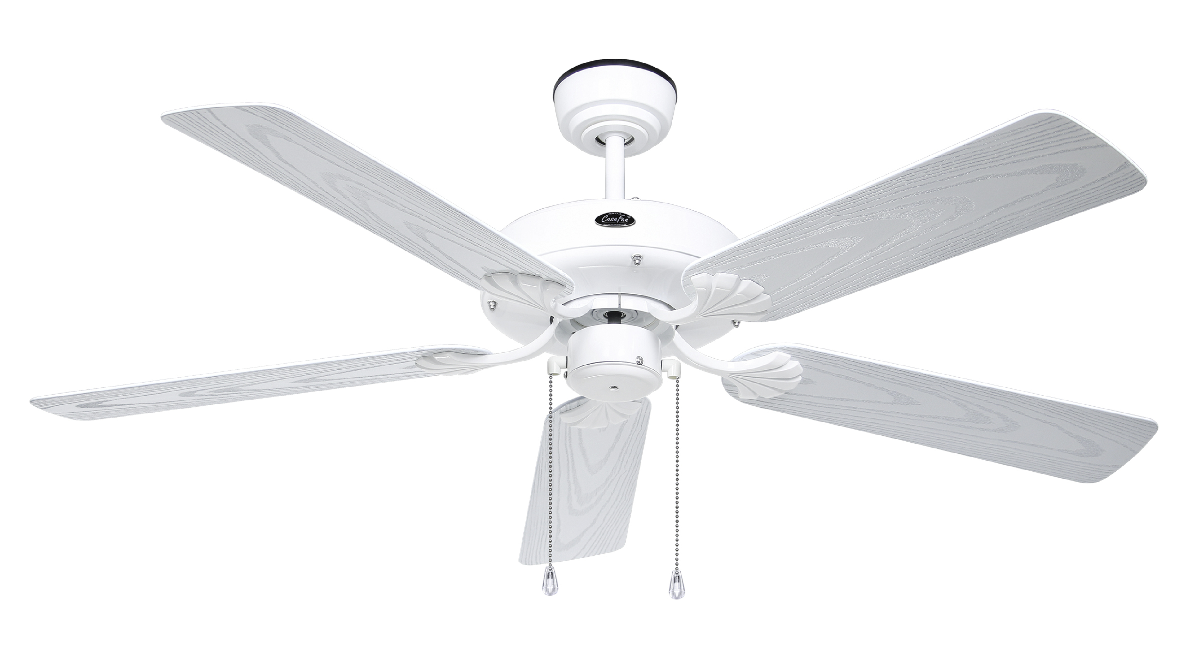 Ventilatore da soffitto bianco con cinque pale, alloggiamento motore bianco e catene, su sfondo bianco.