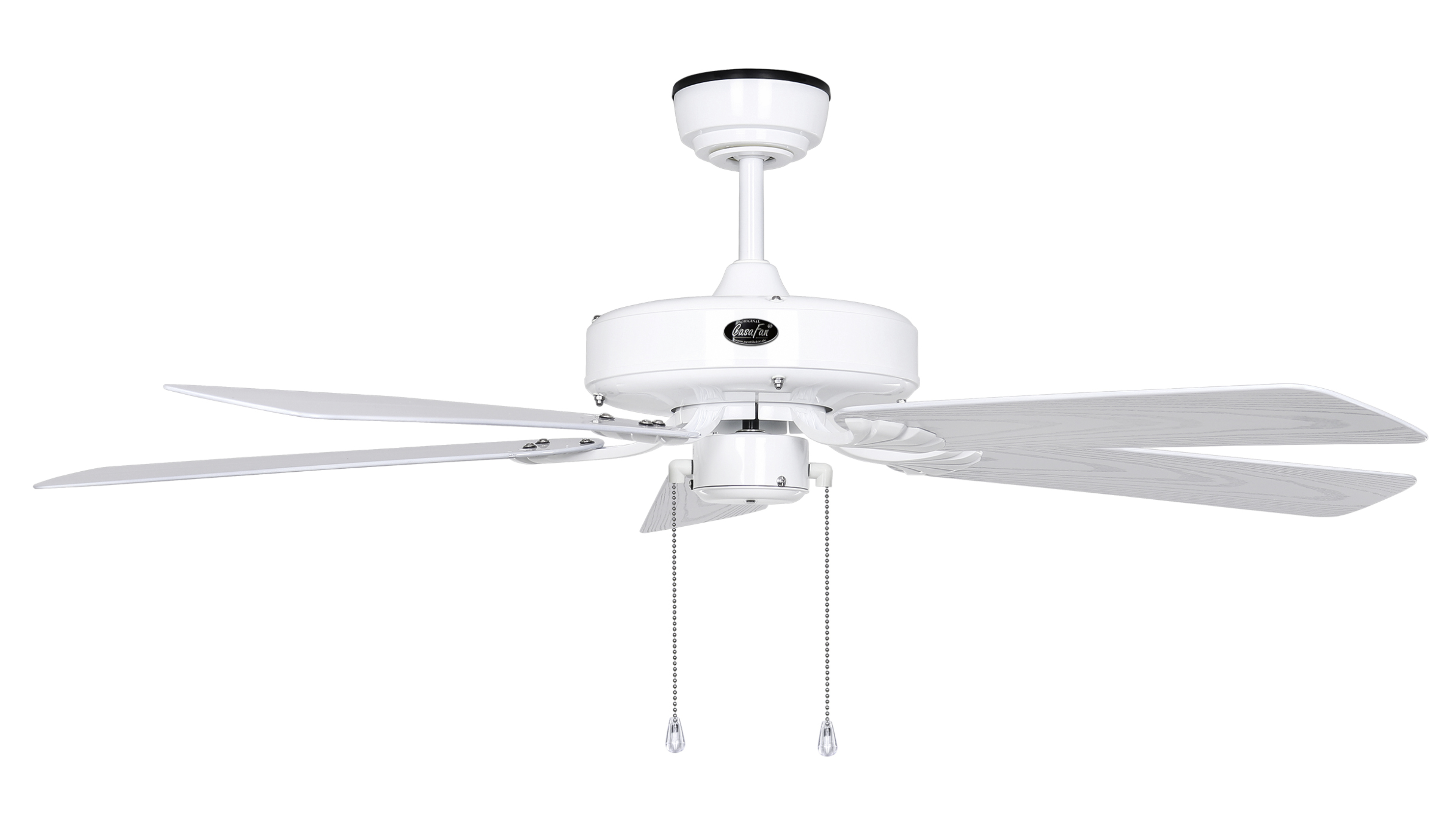 Ventilatore da soffitto bianco con cinque pale. Apparecchio e pale bianche. Sfondo bianco.