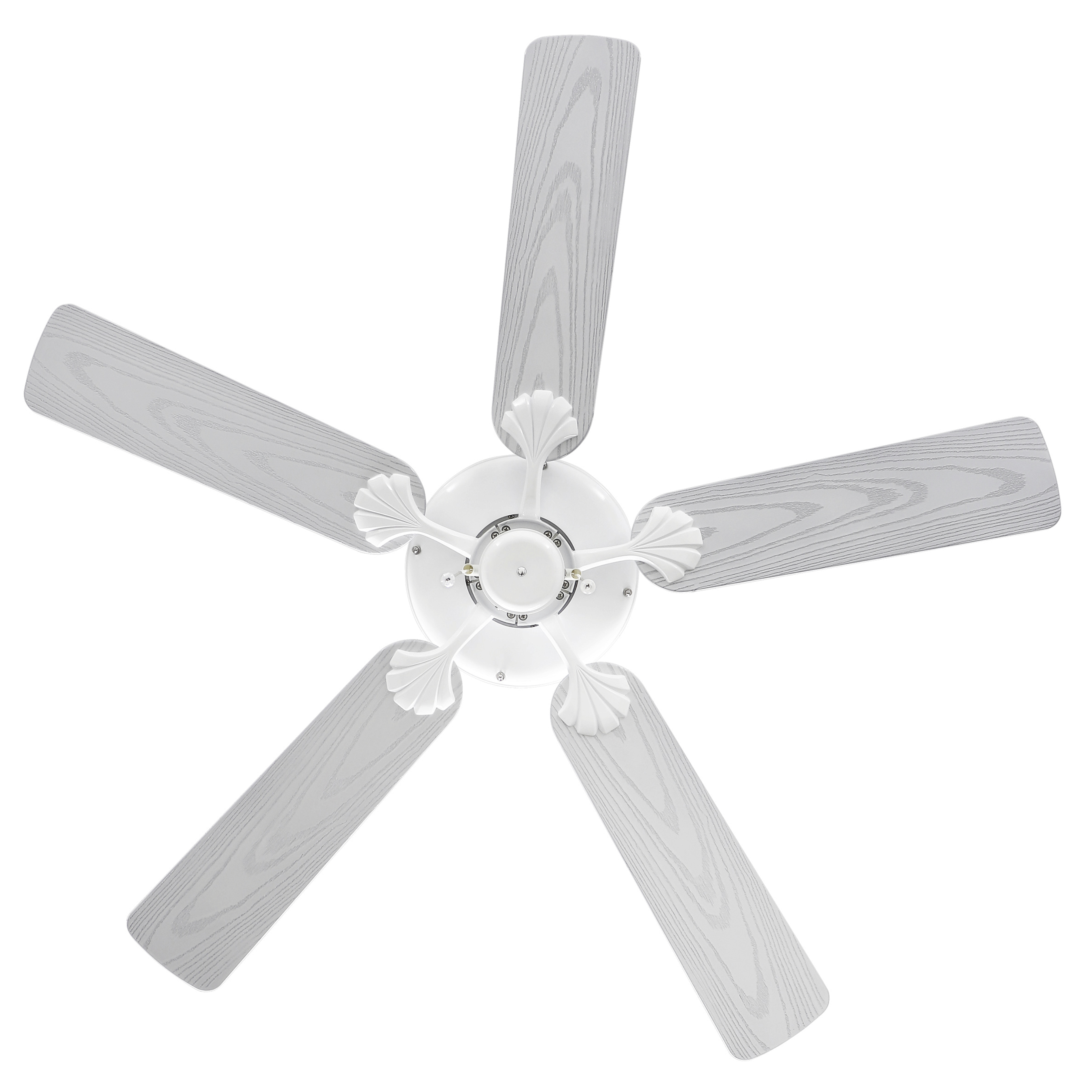 Ventilatore da soffitto bianco con cinque pale effetto legno. Le pale sono angolate e il ventilatore ha un alloggiamento bianco.