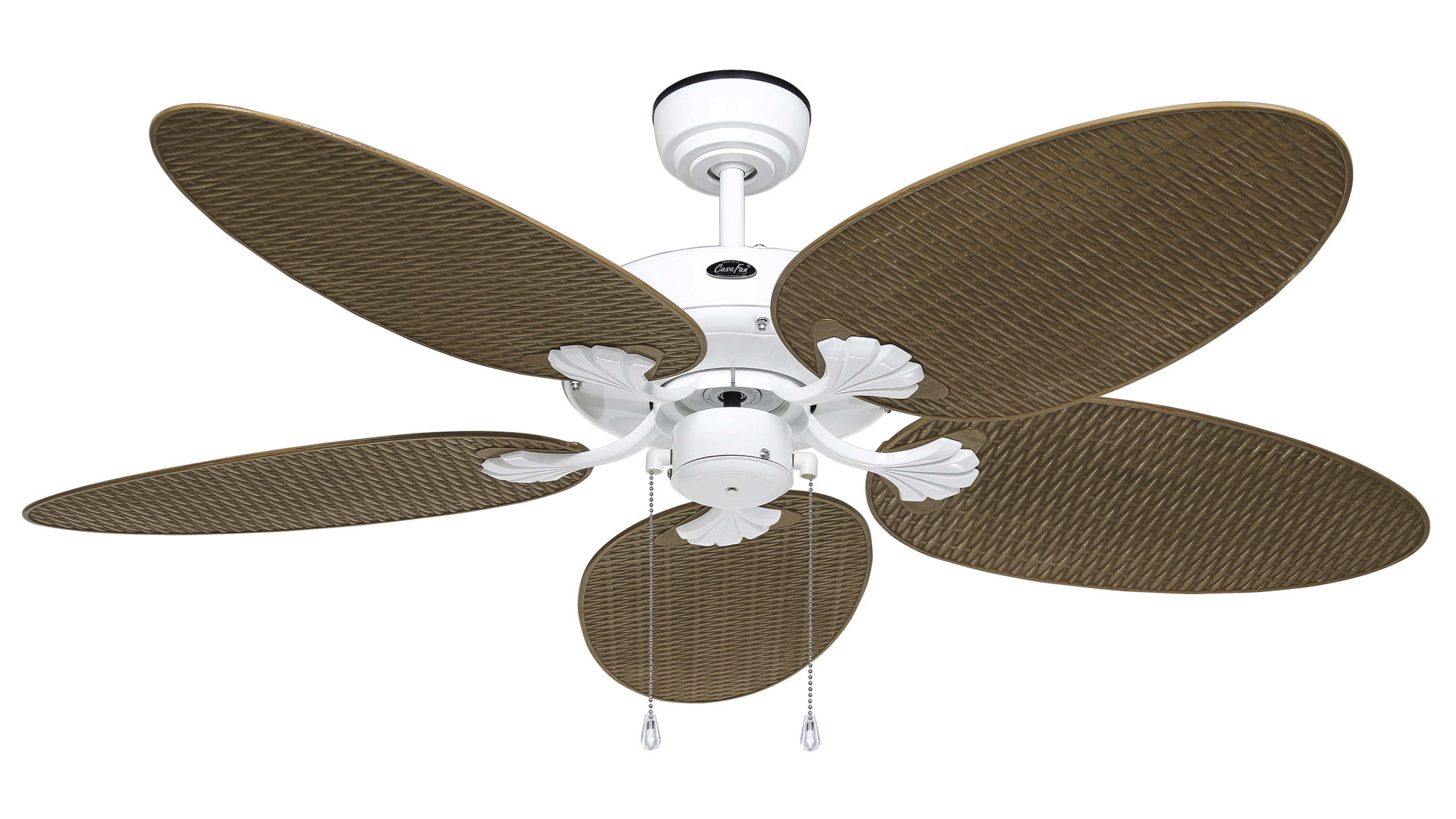 Ventilatore da soffitto bianco con 5 pale marroni e accenti bianchi decorativi. Sfondo bianco.