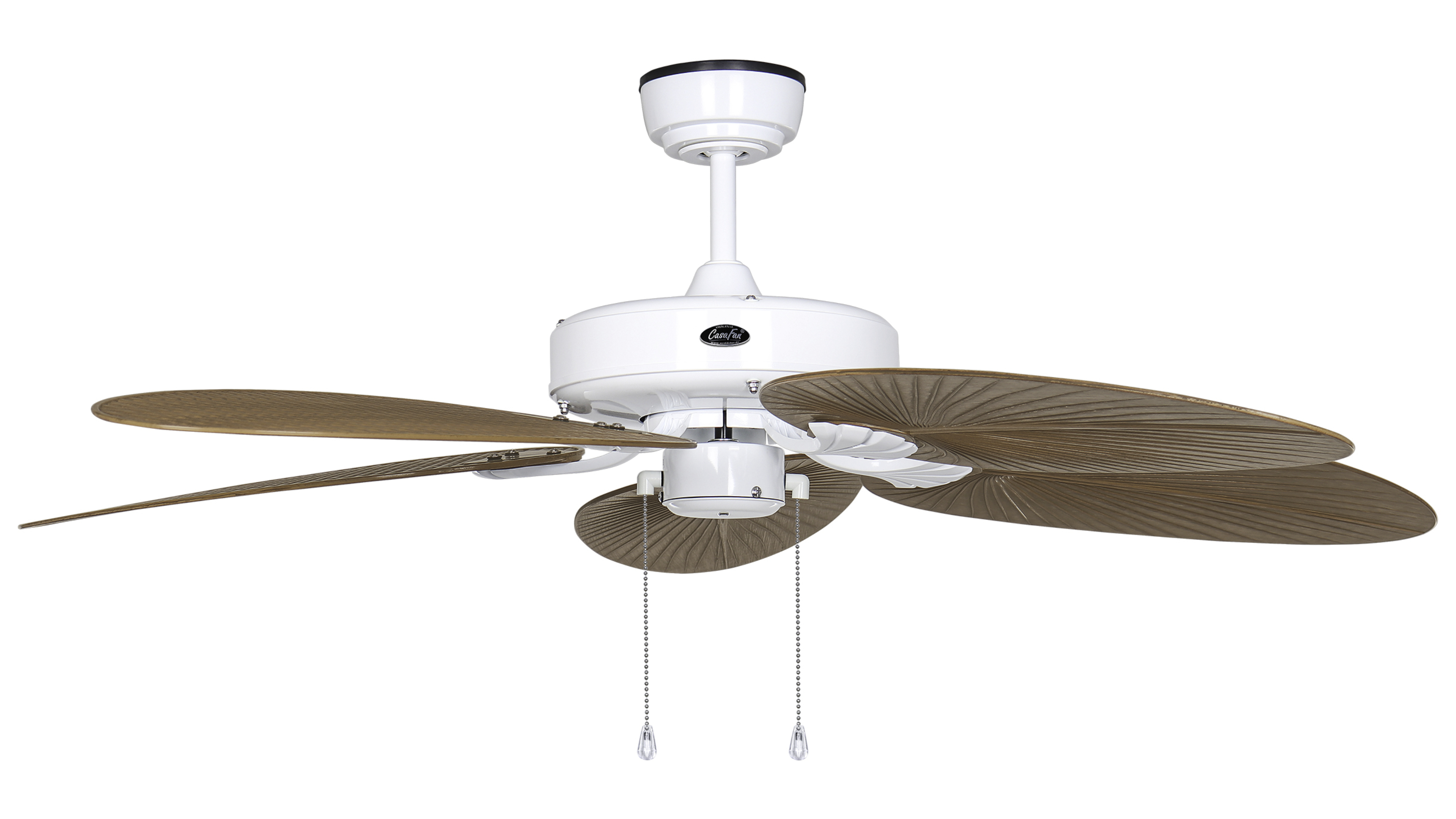 Ventilatore da soffitto bianco con cinque pale marroni a forma di foglia di palma. Sfondo bianco.