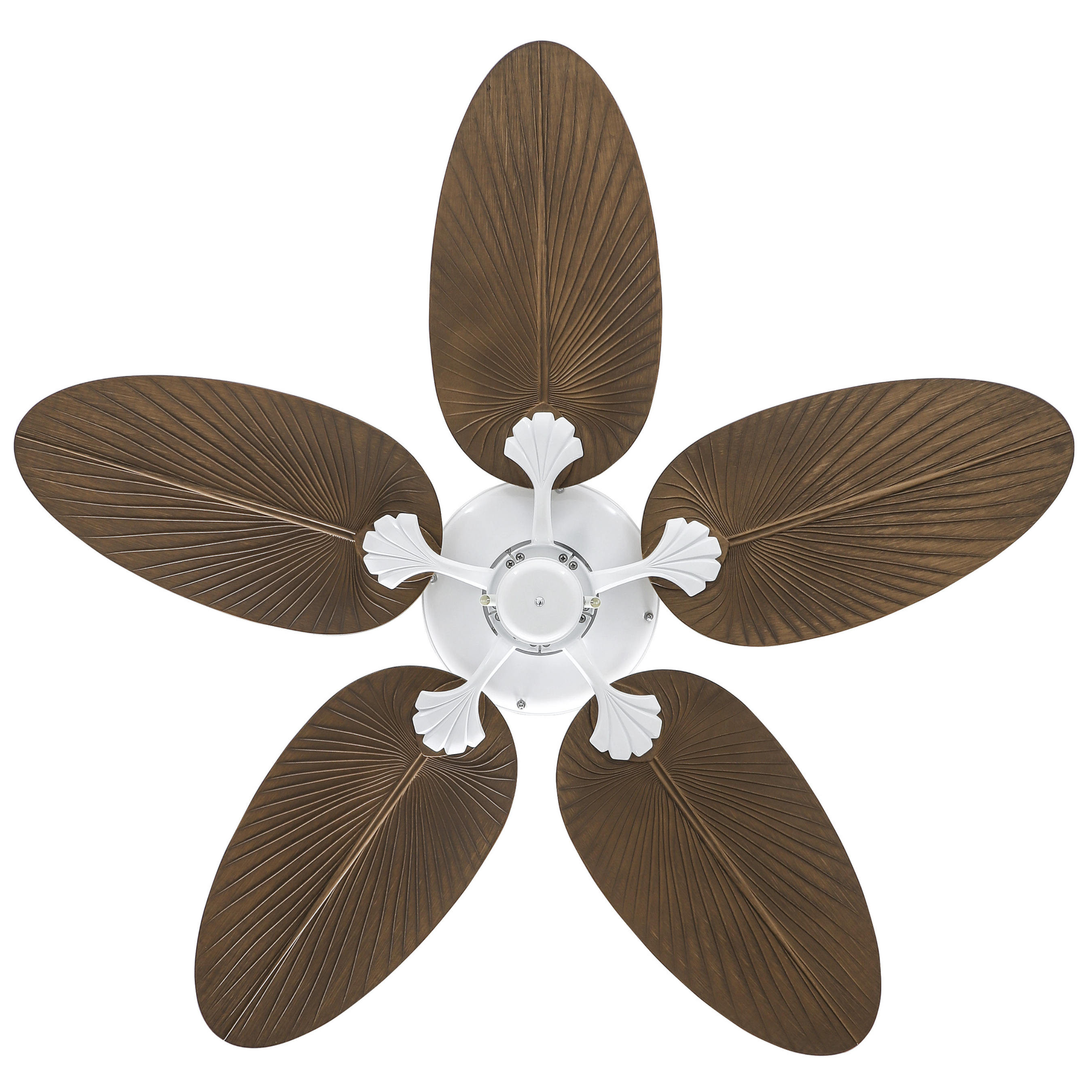 Un ventilatore a soffitto con cinque pale marroni a forma di foglia di palma e un alloggiamento motore bianco.