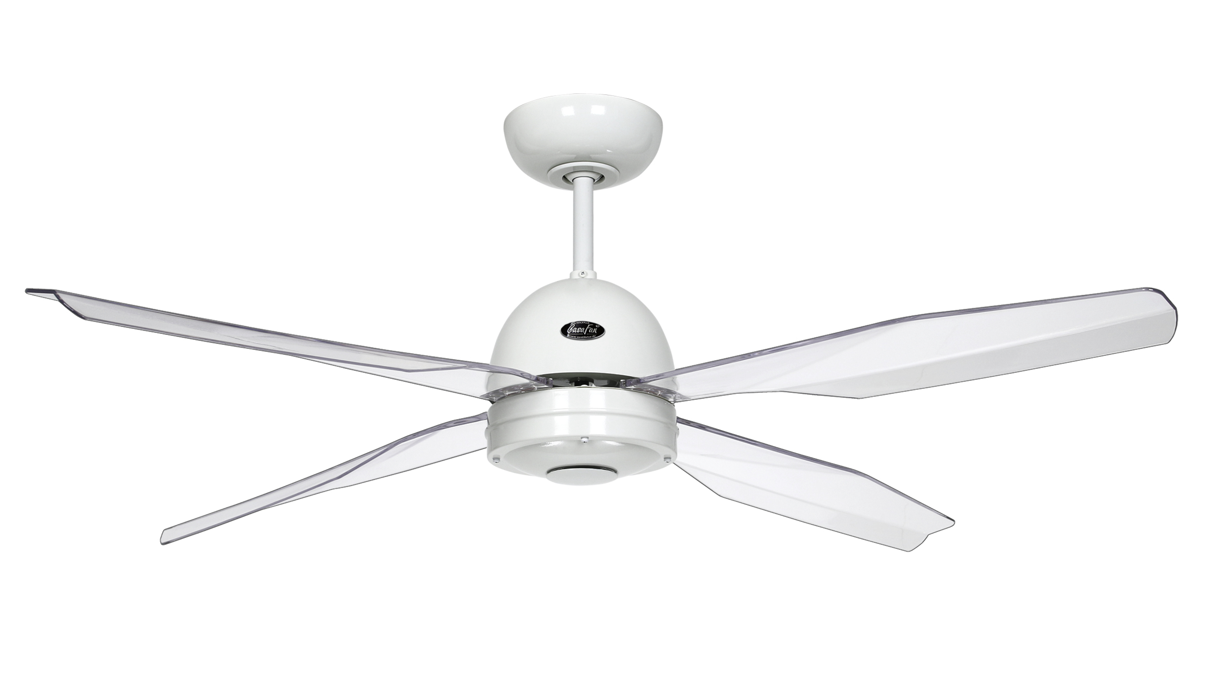 Ein weißer Deckenventilator mit fünf transparenten Flügeln. Der Ventilator steht auf weißem Hintergrund.