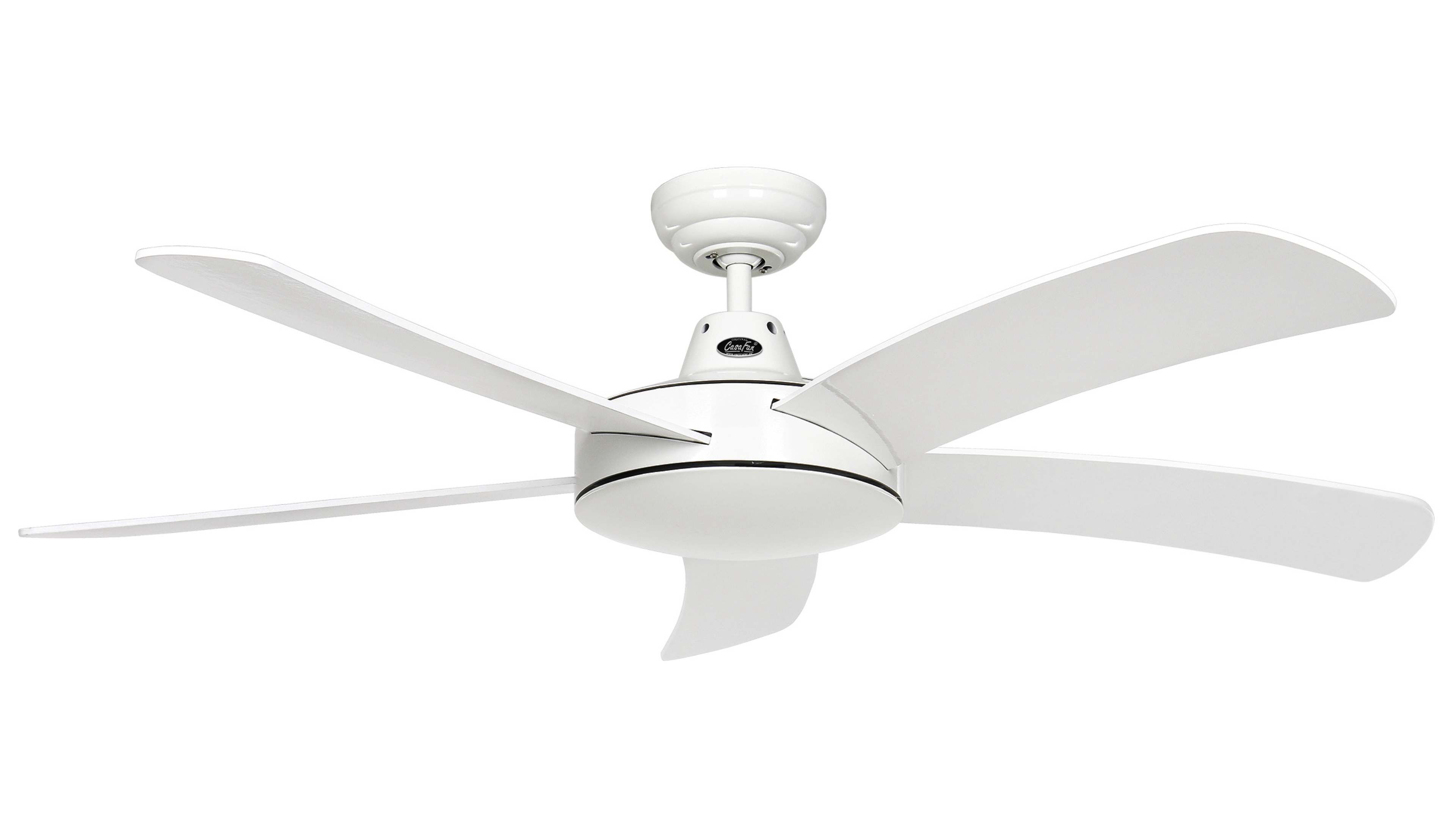 Ein weißer Deckenventilator mit fünf gebogenen Flügeln. Die Flügel sind weiß.