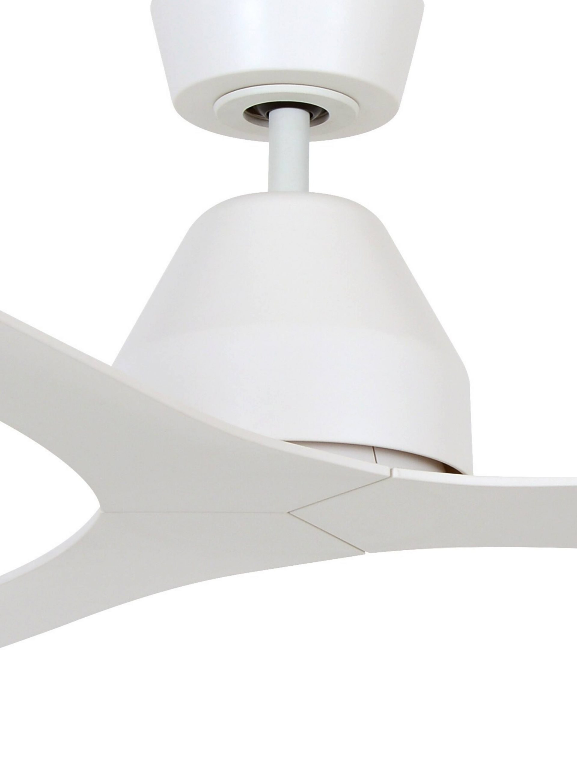 Primo piano di un ventilatore da soffitto bianco, con tre pale. Il ventilatore è montato su un soffitto bianco.