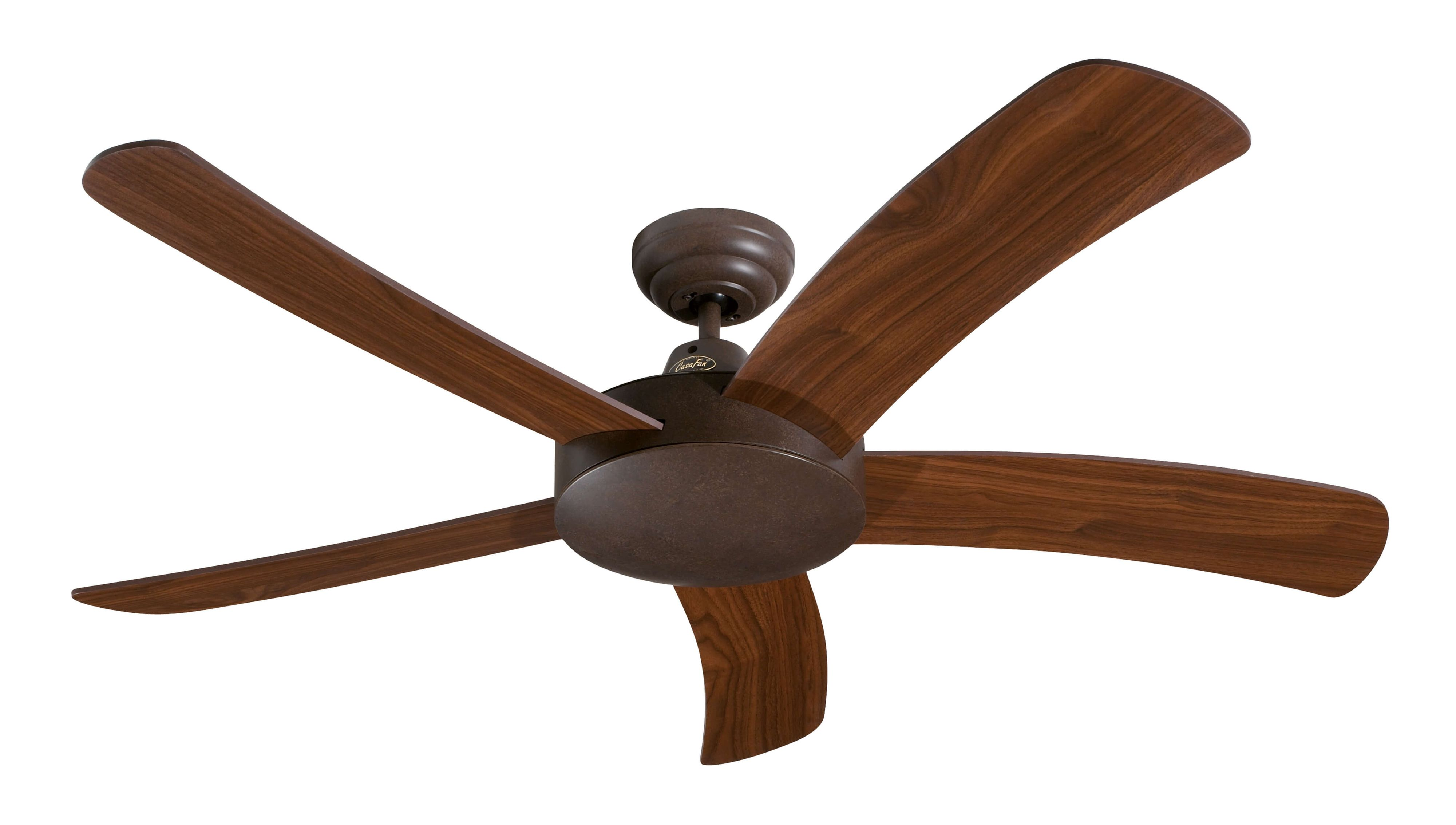 Ventilatore da soffitto con pale e motore marroni, su sfondo bianco.