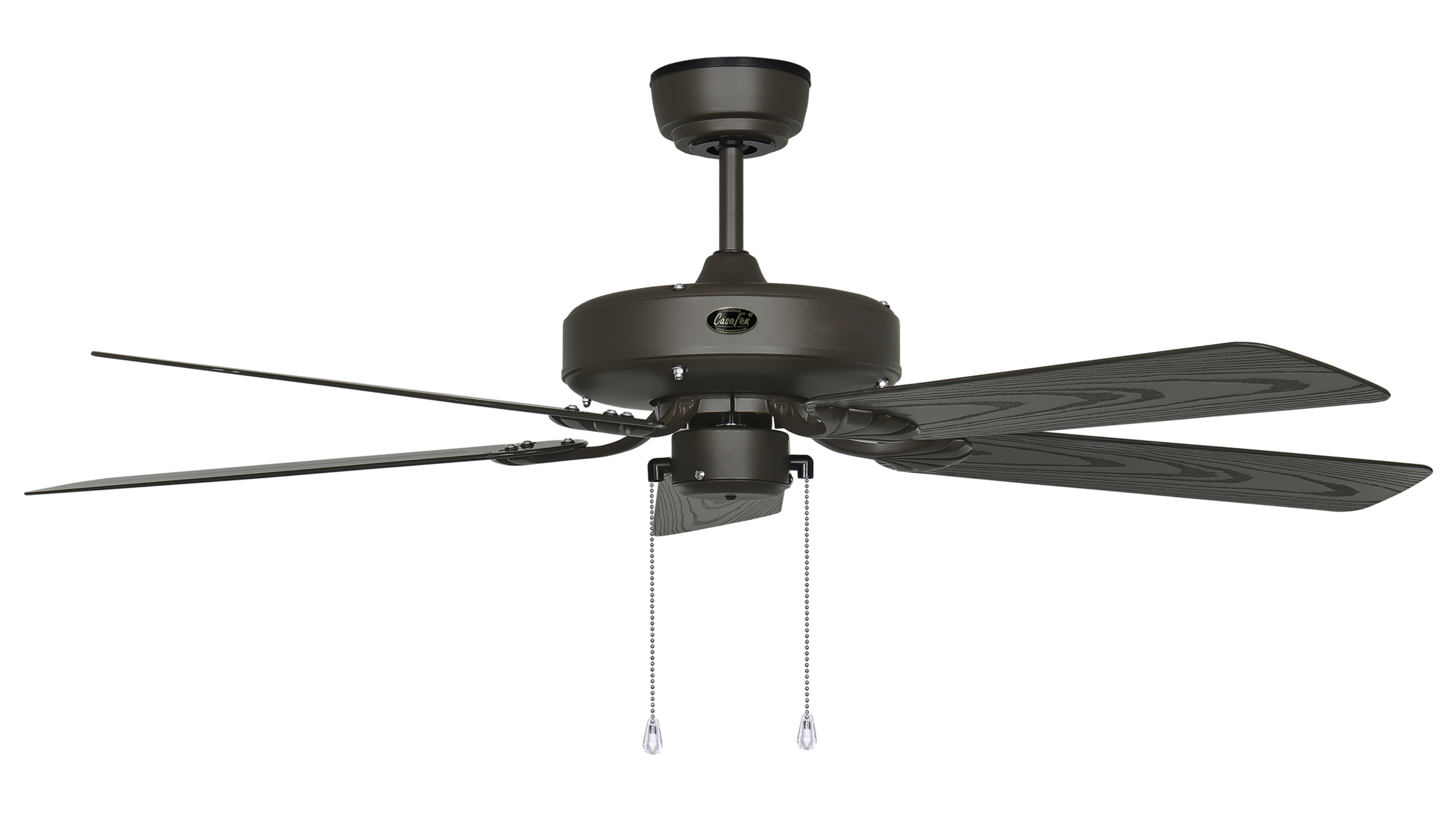 Brauner Deckenventilator mit fünf Blättern, der vor weißem Hintergrund hängt.