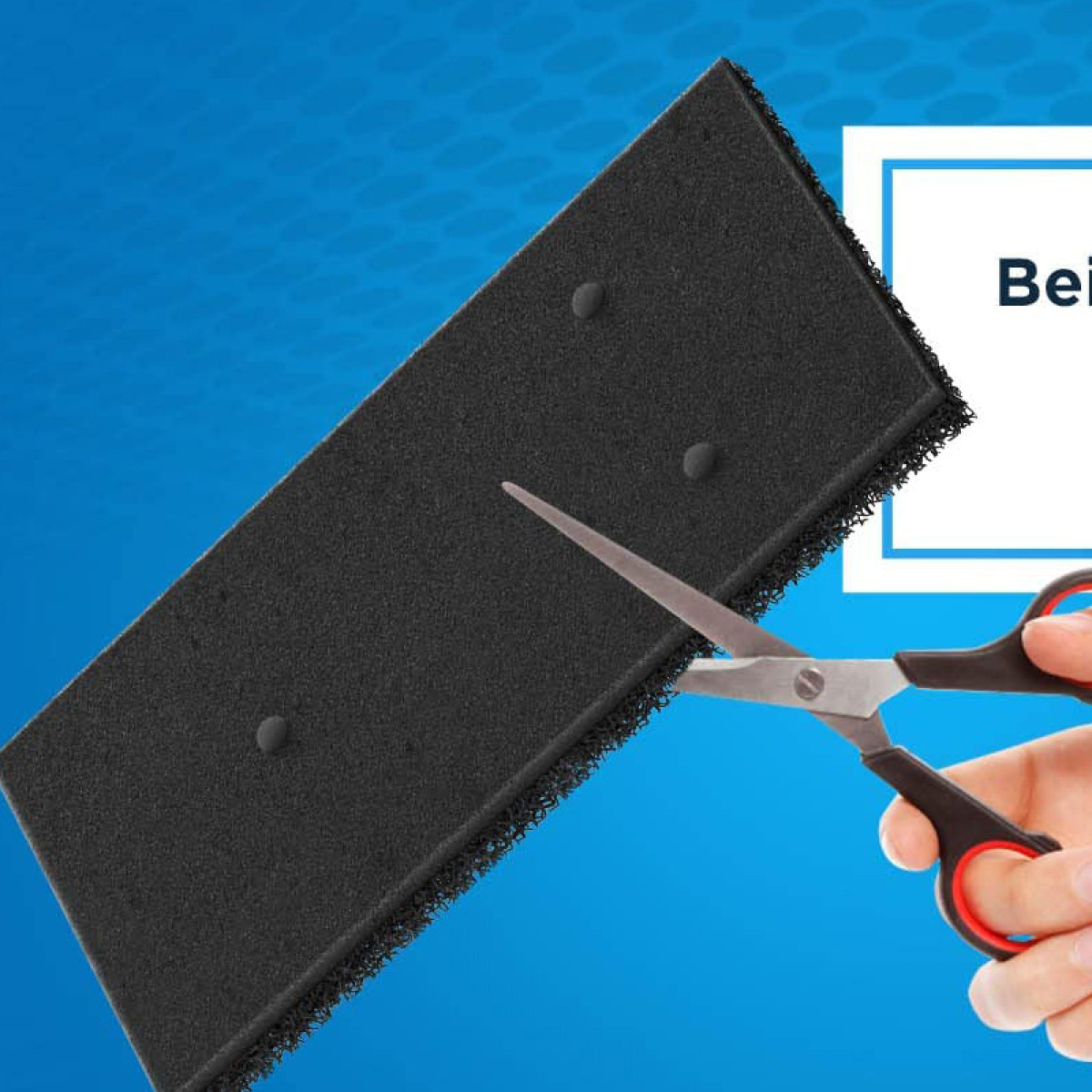 Ręka używająca nożyczek do cięcia czarnego filtra piankowego z trzema kropkami.