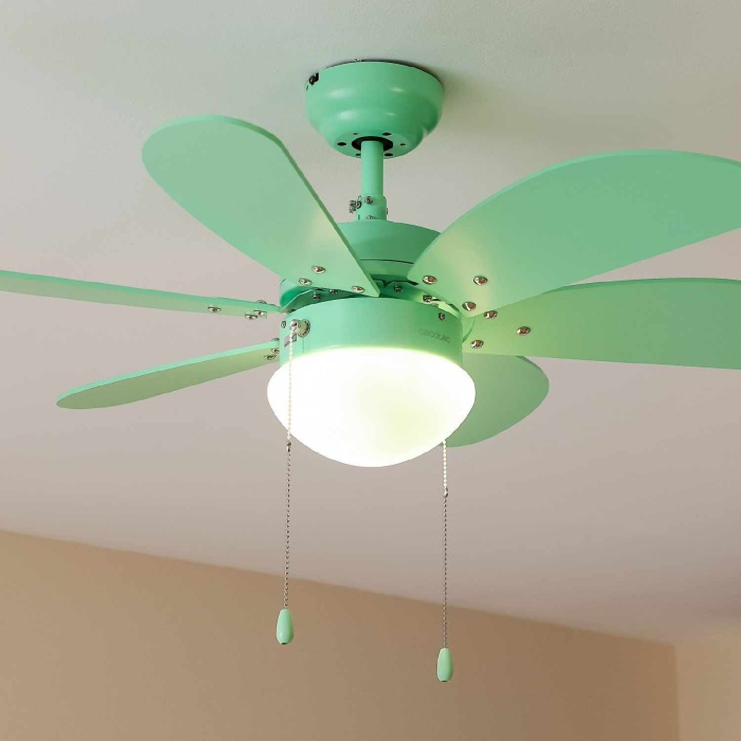 Mintgrüner Deckenventilator mit fünf Flügeln. Ein Licht ist in der Mitte, mit Ketten zum Ziehen.