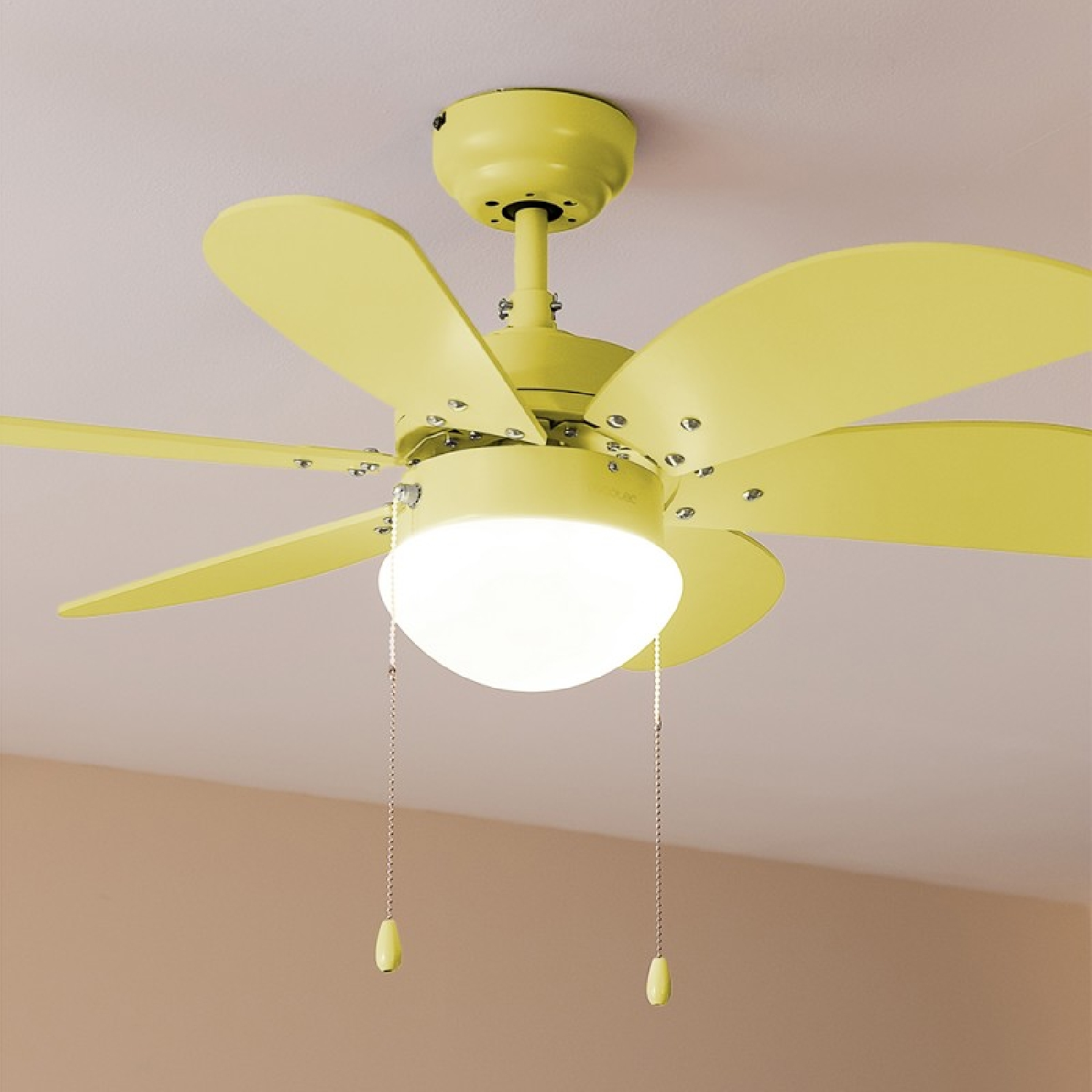 Ventilatore da soffitto giallo con cinque pale, una luce e catene. Il soffitto è rosa.